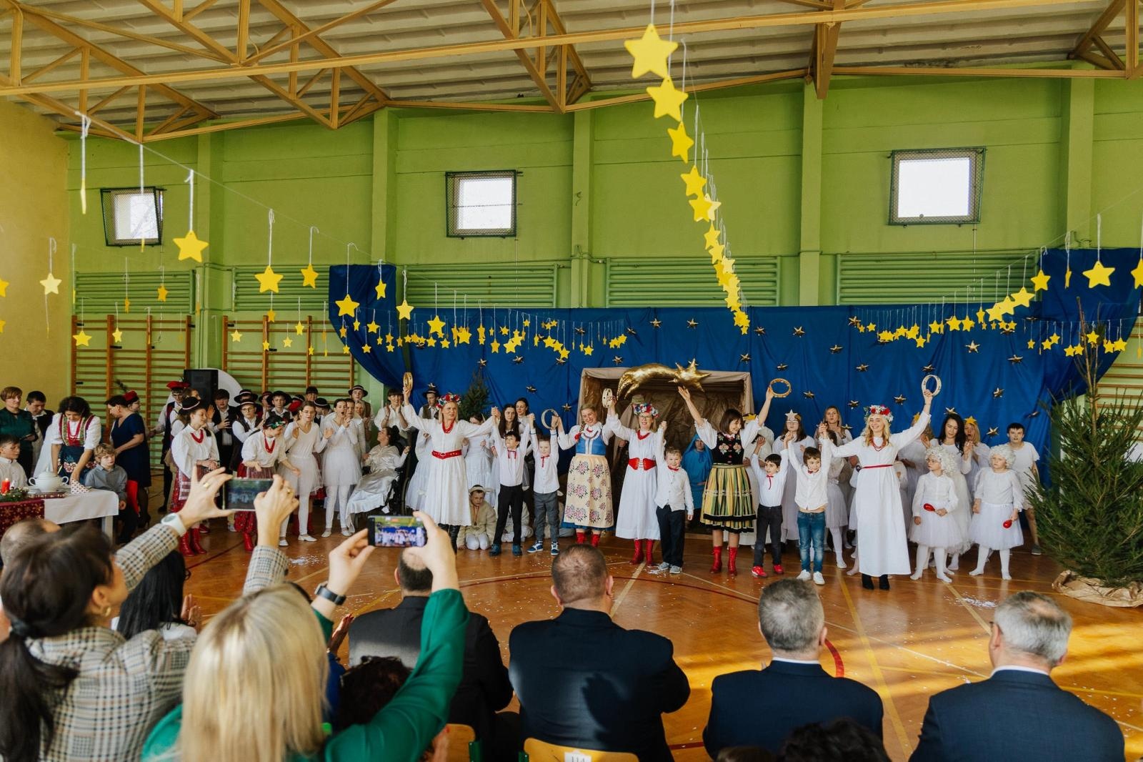 Zdjęcie w galerii na portalu naszraciborz.pl: Święty czas to radosny czas, zobacz, ile jest serca w nas – jasełka w Zespole Szkół Specjalnych w Raciborzu wiadomości z regionu