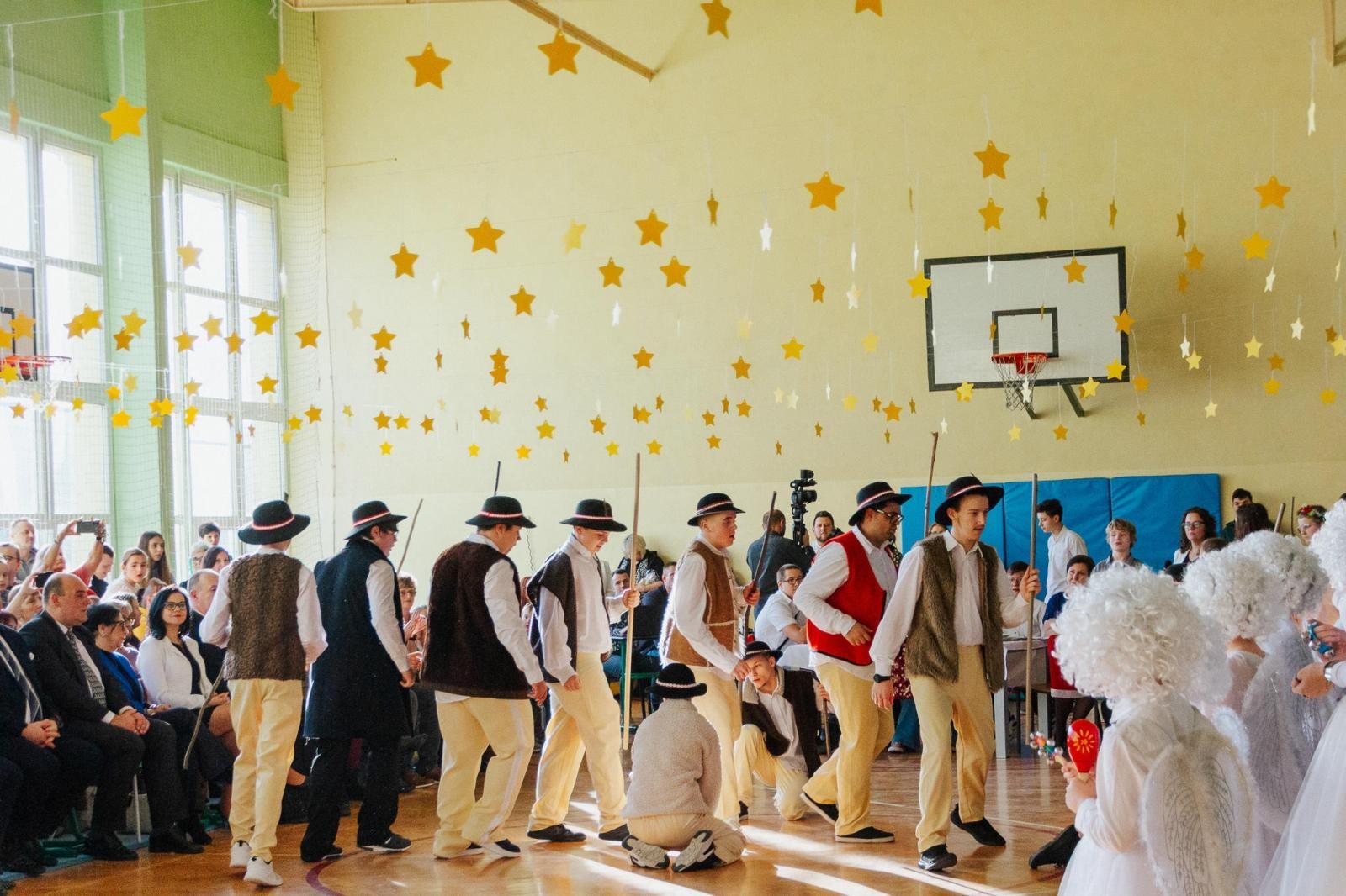 Zdjęcie w galerii na portalu naszraciborz.pl: Święty czas to radosny czas, zobacz, ile jest serca w nas – jasełka w Zespole Szkół Specjalnych w Raciborzu wiadomości z regionu