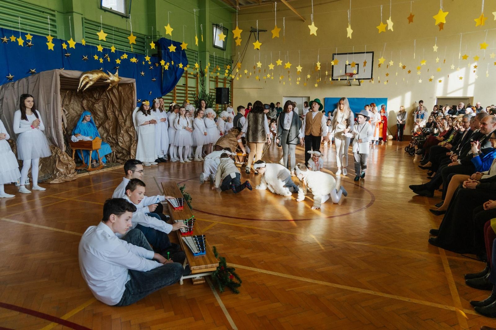 Zdjęcie w galerii na portalu naszraciborz.pl: Święty czas to radosny czas, zobacz, ile jest serca w nas – jasełka w Zespole Szkół Specjalnych w Raciborzu wiadomości z regionu