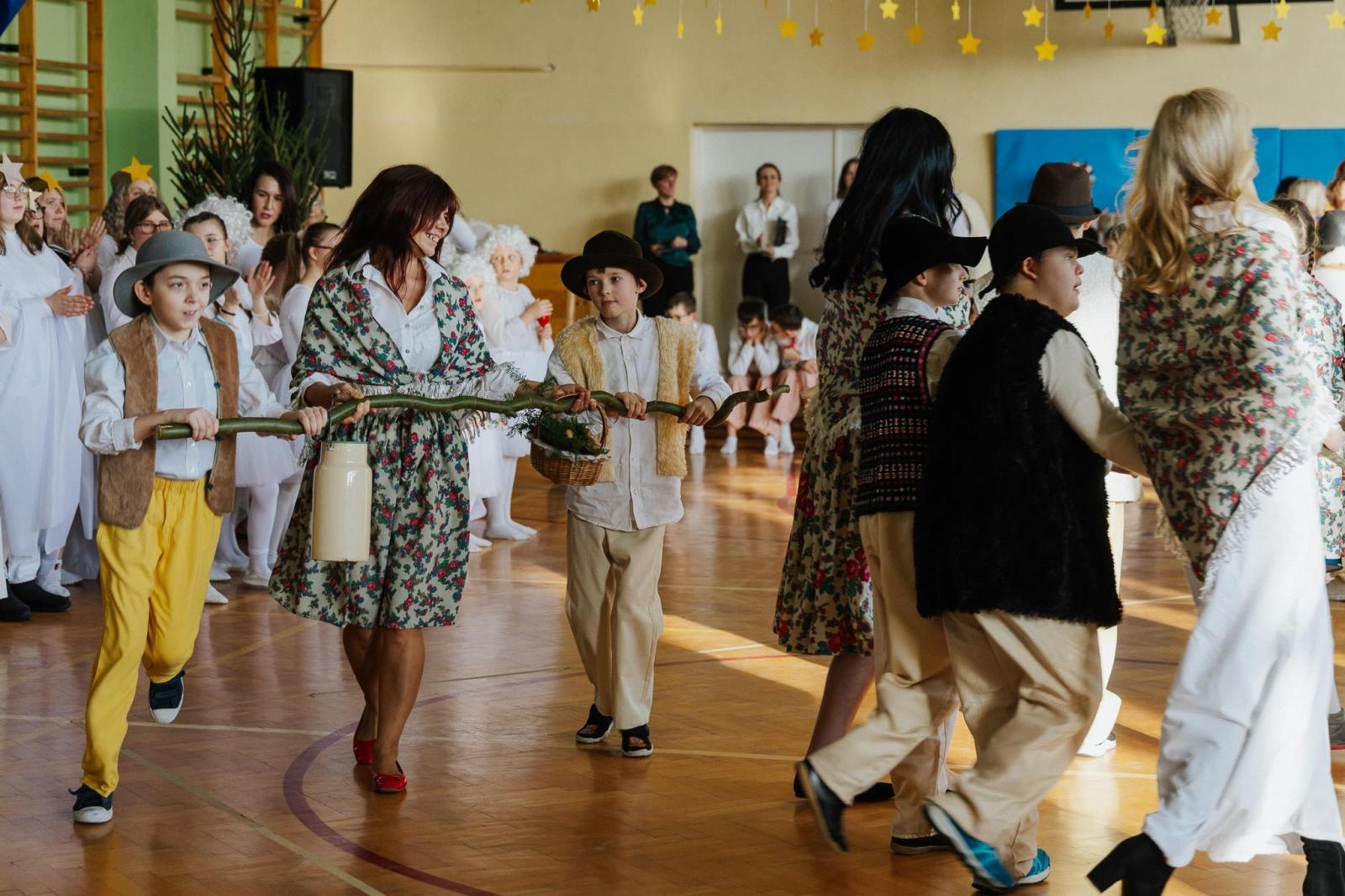 Zdjęcie w galerii na portalu naszraciborz.pl: Święty czas to radosny czas, zobacz, ile jest serca w nas – jasełka w Zespole Szkół Specjalnych w Raciborzu wiadomości z regionu