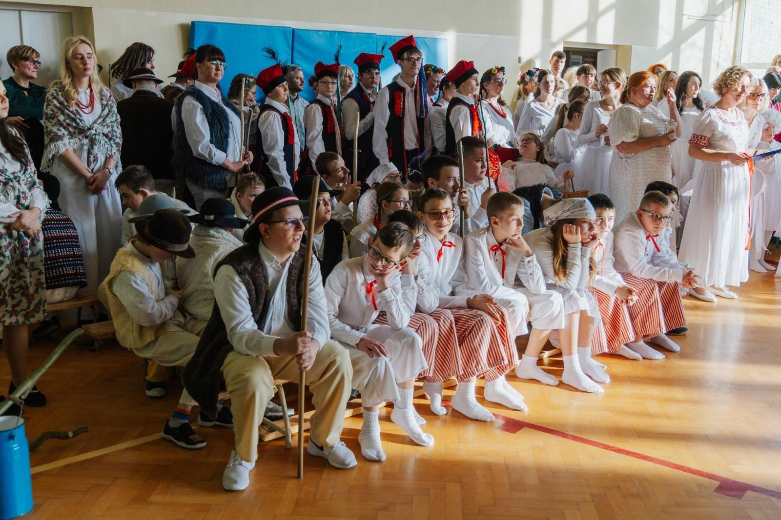 Zdjęcie w galerii na portalu naszraciborz.pl: Święty czas to radosny czas, zobacz, ile jest serca w nas – jasełka w Zespole Szkół Specjalnych w Raciborzu wiadomości z regionu