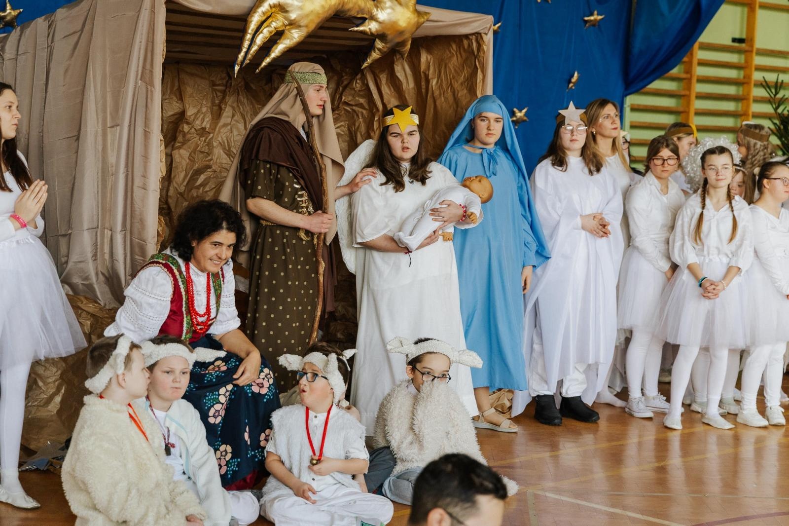 Zdjęcie w galerii na portalu naszraciborz.pl: Święty czas to radosny czas, zobacz, ile jest serca w nas – jasełka w Zespole Szkół Specjalnych w Raciborzu wiadomości z regionu