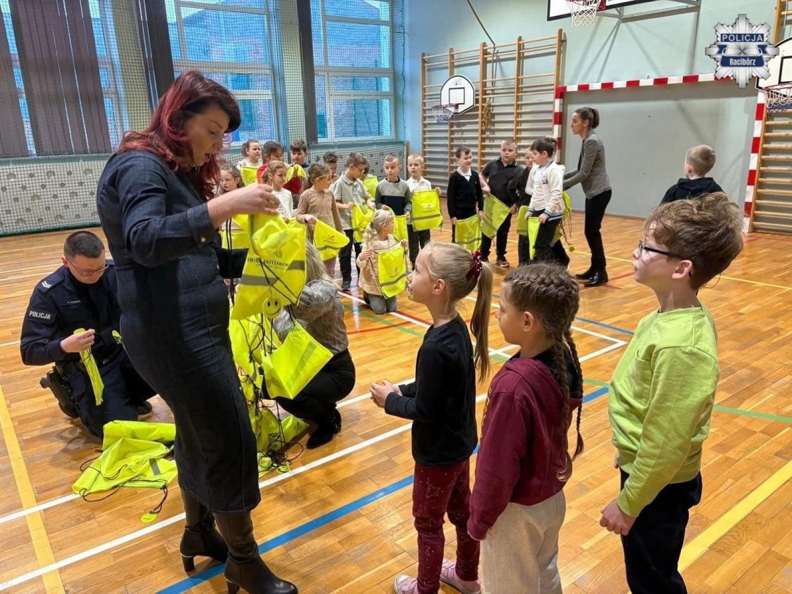 Zdjęcie w galerii na portalu naszraciborz.pl: Bezpieczeństwo na drodze. Policyjne działania profilaktyczne w gminie Krzyżanowice wiadomości z regionu