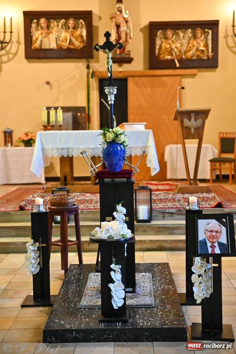 Zdjęcie w galerii na portalu naszraciborz.pl: Ostatnie pożegnanie śp. Tadeusza Ekierta. Racibórz żegna wieloletniego prezesa RAFAKO i Raciborskiej Izby Gospodarczej [FOTO] wiadomości z regionu