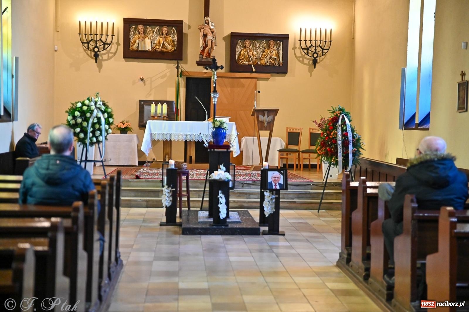 Zdjęcie w galerii na portalu naszraciborz.pl: Ostatnie pożegnanie śp. Tadeusza Ekierta. Racibórz żegna wieloletniego prezesa RAFAKO i Raciborskiej Izby Gospodarczej [FOTO] wiadomości z regionu