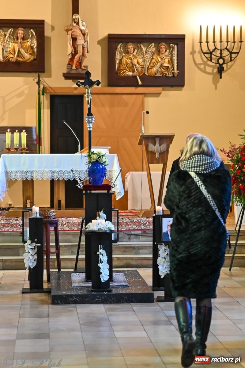 Zdjęcie w galerii na portalu naszraciborz.pl: Ostatnie pożegnanie śp. Tadeusza Ekierta. Racibórz żegna wieloletniego prezesa RAFAKO i Raciborskiej Izby Gospodarczej [FOTO] wiadomości z regionu