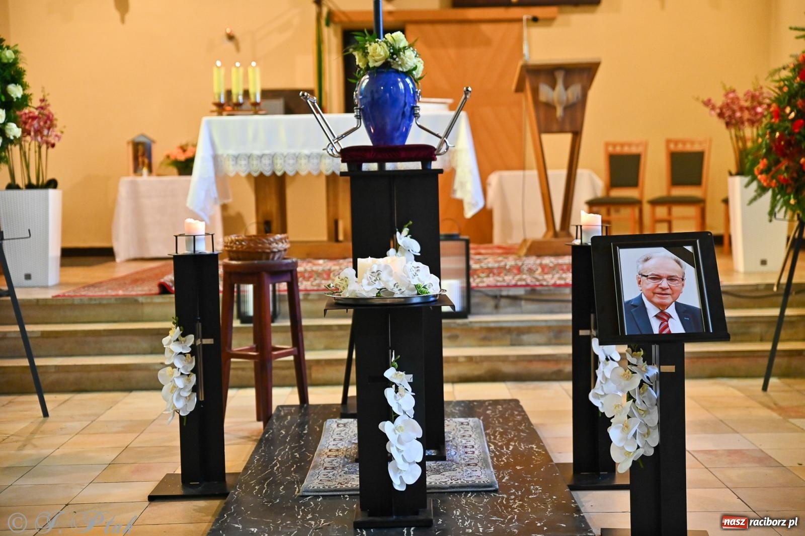 Zdjęcie w galerii na portalu naszraciborz.pl: Ostatnie pożegnanie śp. Tadeusza Ekierta. Racibórz żegna wieloletniego prezesa RAFAKO i Raciborskiej Izby Gospodarczej [FOTO] wiadomości z regionu