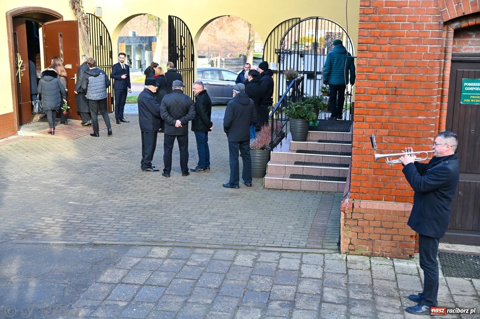 Zdjęcie w galerii na portalu naszraciborz.pl: Ostatnie pożegnanie śp. Tadeusza Ekierta. Racibórz żegna wieloletniego prezesa RAFAKO i Raciborskiej Izby Gospodarczej [FOTO] wiadomości z regionu