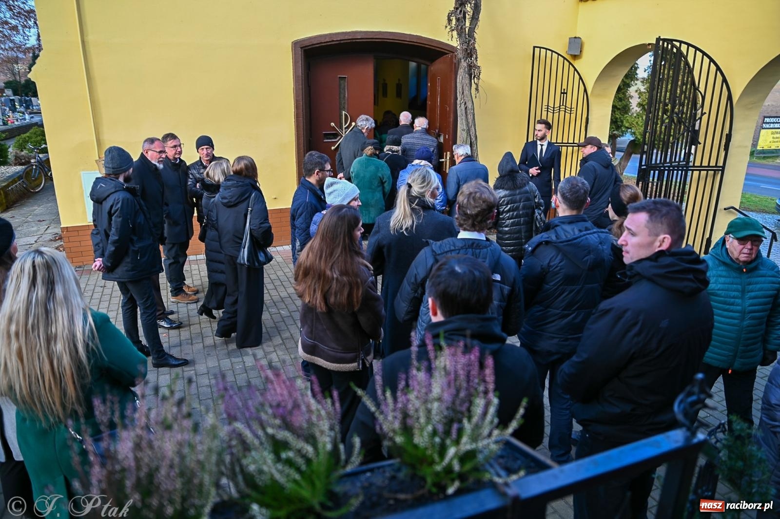Zdjęcie w galerii na portalu naszraciborz.pl: Ostatnie pożegnanie śp. Tadeusza Ekierta. Racibórz żegna wieloletniego prezesa RAFAKO i Raciborskiej Izby Gospodarczej [FOTO] wiadomości z regionu
