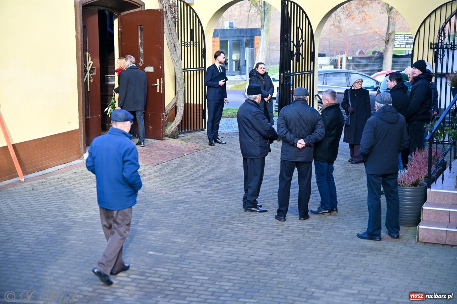 Zdjęcie w galerii na portalu naszraciborz.pl: Ostatnie pożegnanie śp. Tadeusza Ekierta. Racibórz żegna wieloletniego prezesa RAFAKO i Raciborskiej Izby Gospodarczej [FOTO] wiadomości z regionu