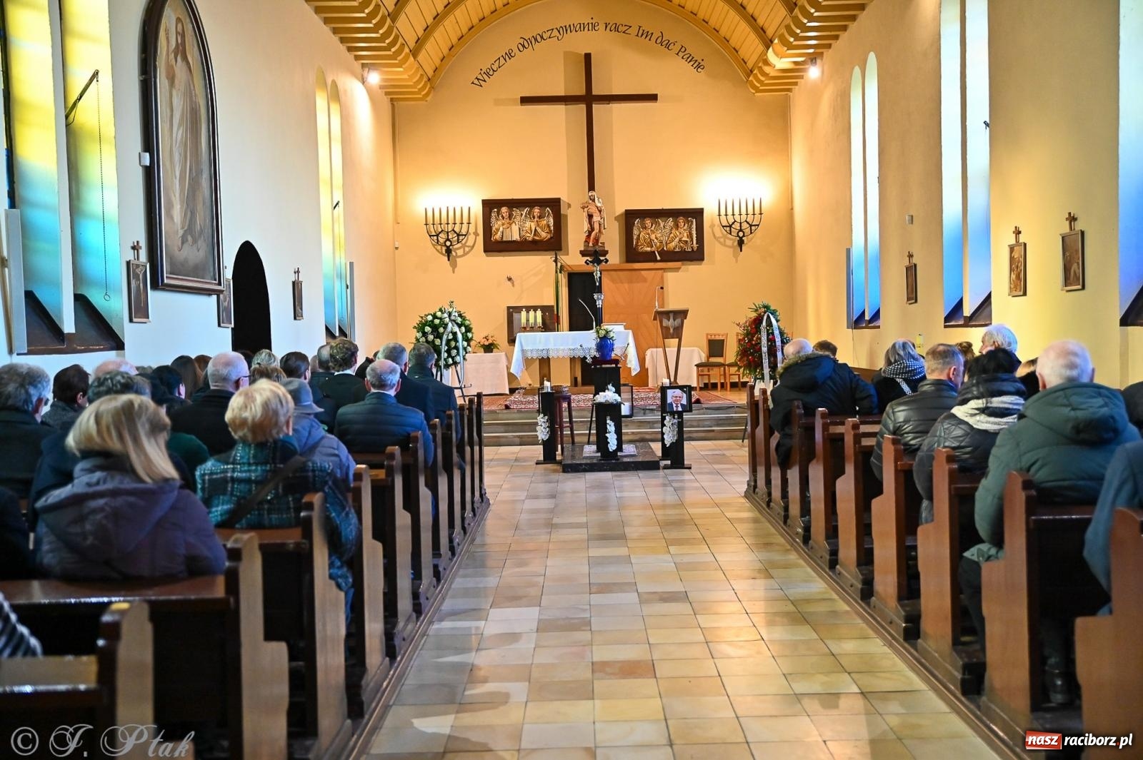 Zdjęcie w galerii na portalu naszraciborz.pl: Ostatnie pożegnanie śp. Tadeusza Ekierta. Racibórz żegna wieloletniego prezesa RAFAKO i Raciborskiej Izby Gospodarczej [FOTO] wiadomości z regionu