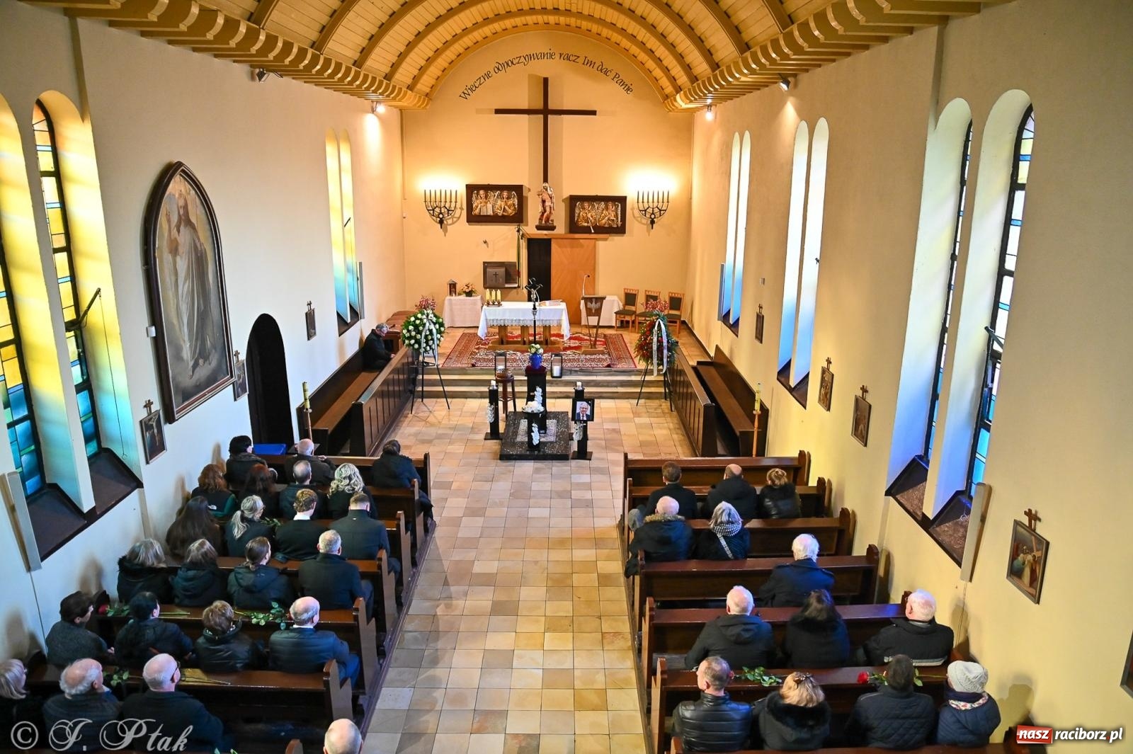 Zdjęcie w galerii na portalu naszraciborz.pl: Ostatnie pożegnanie śp. Tadeusza Ekierta. Racibórz żegna wieloletniego prezesa RAFAKO i Raciborskiej Izby Gospodarczej [FOTO] wiadomości z regionu