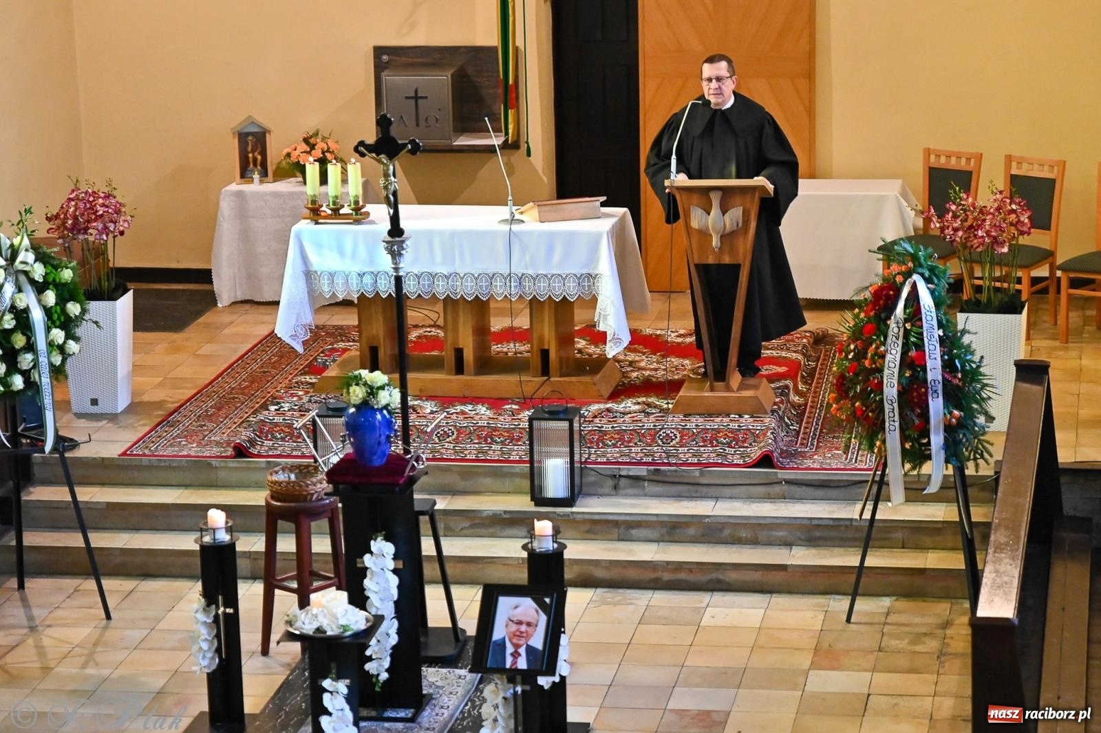 Zdjęcie w galerii na portalu naszraciborz.pl: Ostatnie pożegnanie śp. Tadeusza Ekierta. Racibórz żegna wieloletniego prezesa RAFAKO i Raciborskiej Izby Gospodarczej [FOTO] wiadomości z regionu