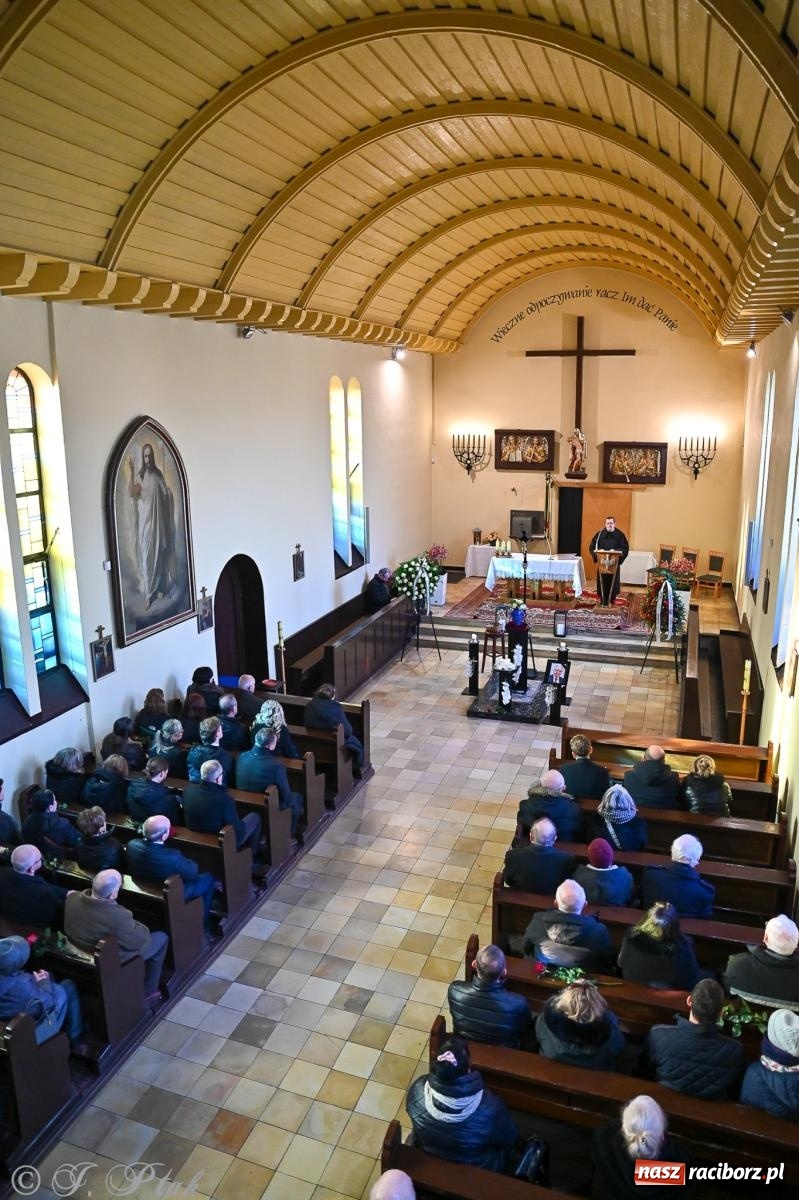 Zdjęcie w galerii na portalu naszraciborz.pl: Ostatnie pożegnanie śp. Tadeusza Ekierta. Racibórz żegna wieloletniego prezesa RAFAKO i Raciborskiej Izby Gospodarczej [FOTO] wiadomości z regionu