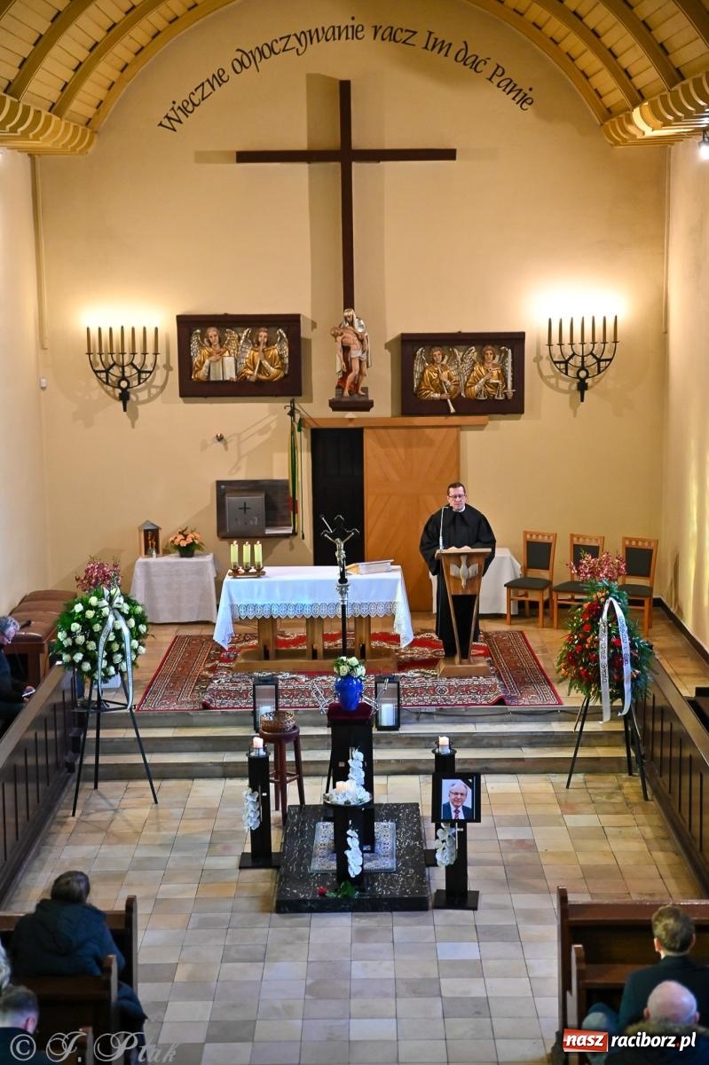 Zdjęcie w galerii na portalu naszraciborz.pl: Ostatnie pożegnanie śp. Tadeusza Ekierta. Racibórz żegna wieloletniego prezesa RAFAKO i Raciborskiej Izby Gospodarczej [FOTO] wiadomości z regionu