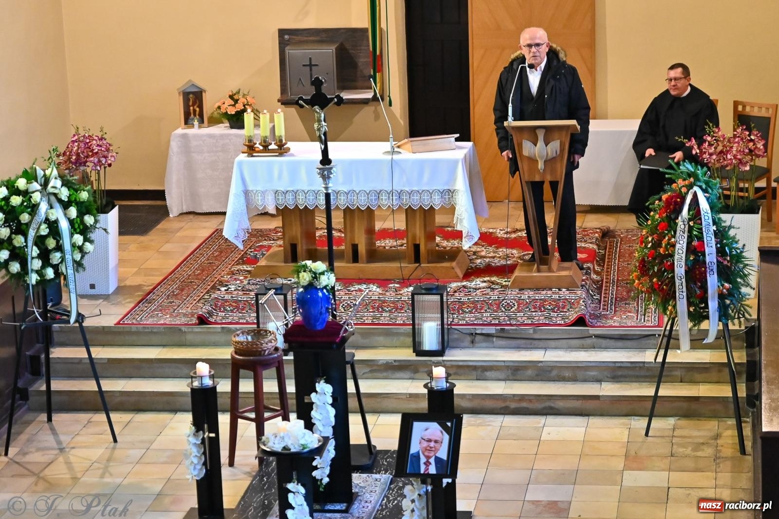 Zdjęcie w galerii na portalu naszraciborz.pl: Ostatnie pożegnanie śp. Tadeusza Ekierta. Racibórz żegna wieloletniego prezesa RAFAKO i Raciborskiej Izby Gospodarczej [FOTO] wiadomości z regionu
