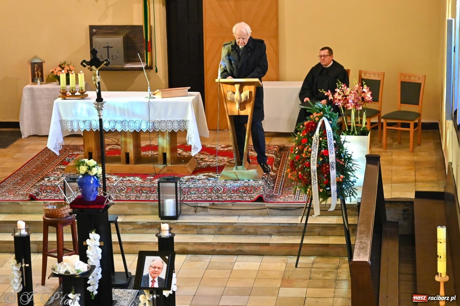 Zdjęcie w galerii na portalu naszraciborz.pl: Ostatnie pożegnanie śp. Tadeusza Ekierta. Racibórz żegna wieloletniego prezesa RAFAKO i Raciborskiej Izby Gospodarczej [FOTO] wiadomości z regionu
