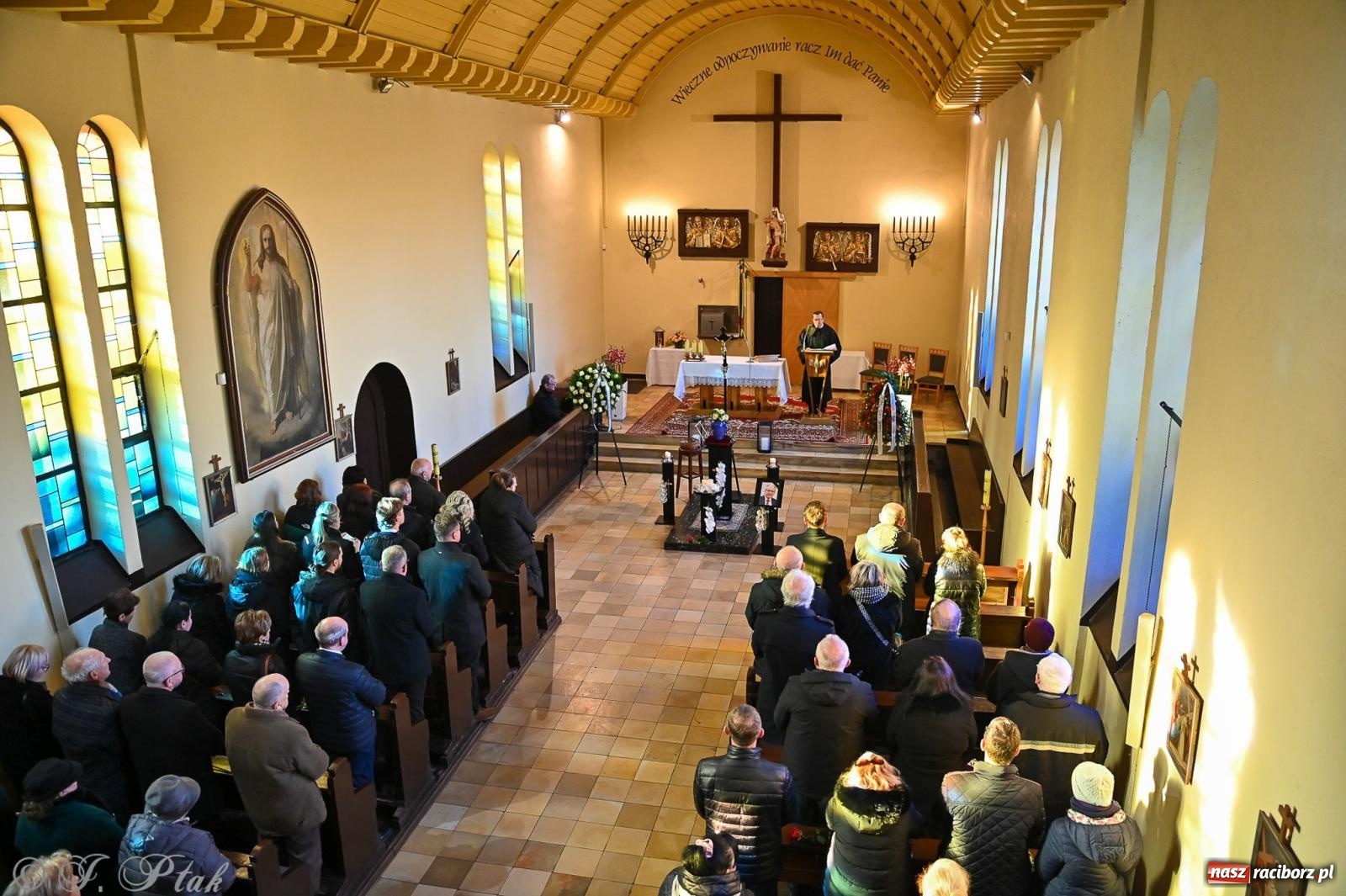Zdjęcie w galerii na portalu naszraciborz.pl: Ostatnie pożegnanie śp. Tadeusza Ekierta. Racibórz żegna wieloletniego prezesa RAFAKO i Raciborskiej Izby Gospodarczej [FOTO] wiadomości z regionu