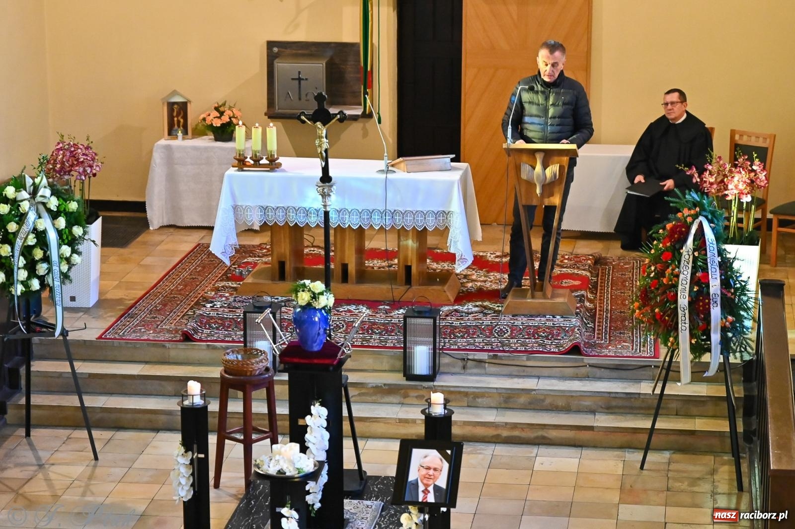 Zdjęcie w galerii na portalu naszraciborz.pl: Ostatnie pożegnanie śp. Tadeusza Ekierta. Racibórz żegna wieloletniego prezesa RAFAKO i Raciborskiej Izby Gospodarczej [FOTO] wiadomości z regionu
