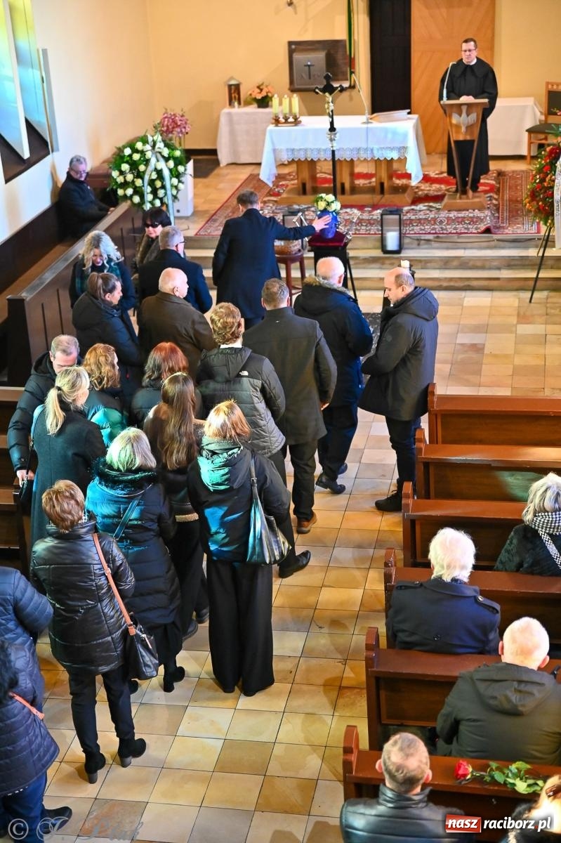 Zdjęcie w galerii na portalu naszraciborz.pl: Ostatnie pożegnanie śp. Tadeusza Ekierta. Racibórz żegna wieloletniego prezesa RAFAKO i Raciborskiej Izby Gospodarczej [FOTO] wiadomości z regionu
