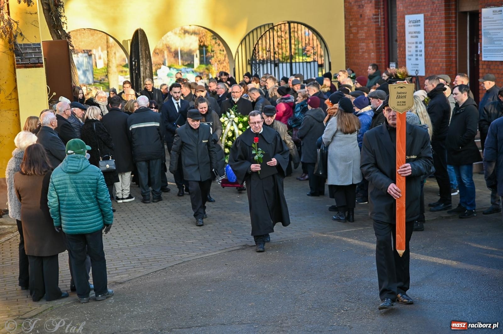 Zdjęcie w galerii na portalu naszraciborz.pl: Ostatnie pożegnanie śp. Tadeusza Ekierta. Racibórz żegna wieloletniego prezesa RAFAKO i Raciborskiej Izby Gospodarczej [FOTO] wiadomości z regionu