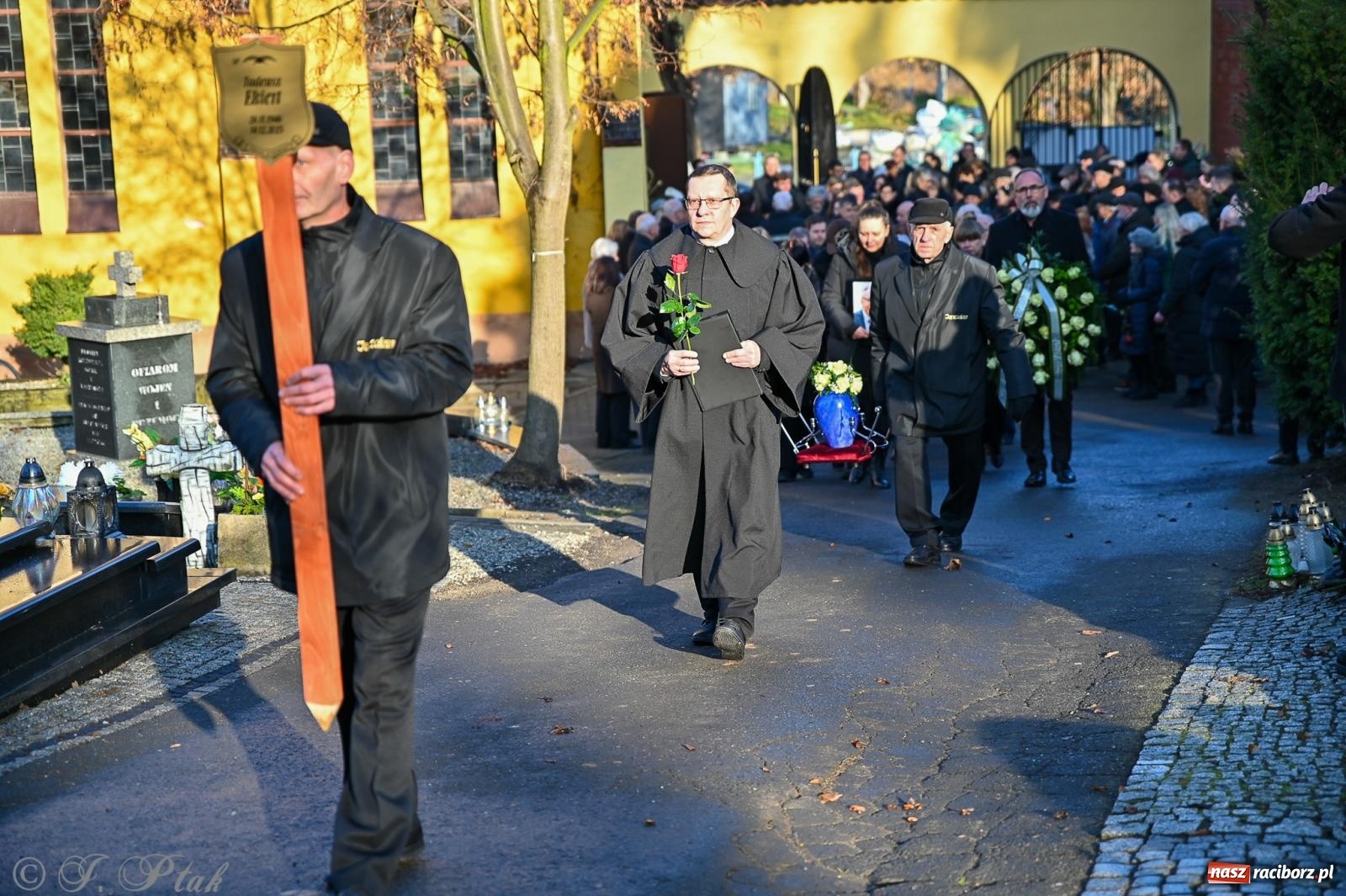 Zdjęcie w galerii na portalu naszraciborz.pl: Ostatnie pożegnanie śp. Tadeusza Ekierta. Racibórz żegna wieloletniego prezesa RAFAKO i Raciborskiej Izby Gospodarczej [FOTO] wiadomości z regionu