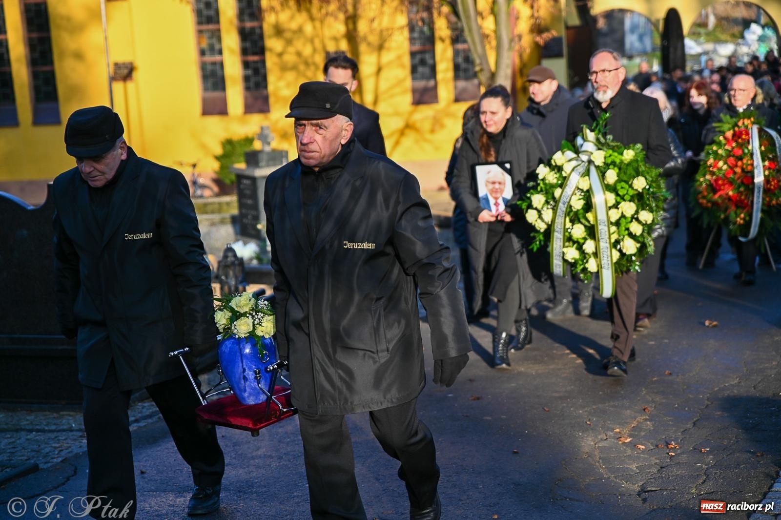 Zdjęcie w galerii na portalu naszraciborz.pl: Ostatnie pożegnanie śp. Tadeusza Ekierta. Racibórz żegna wieloletniego prezesa RAFAKO i Raciborskiej Izby Gospodarczej [FOTO] wiadomości z regionu