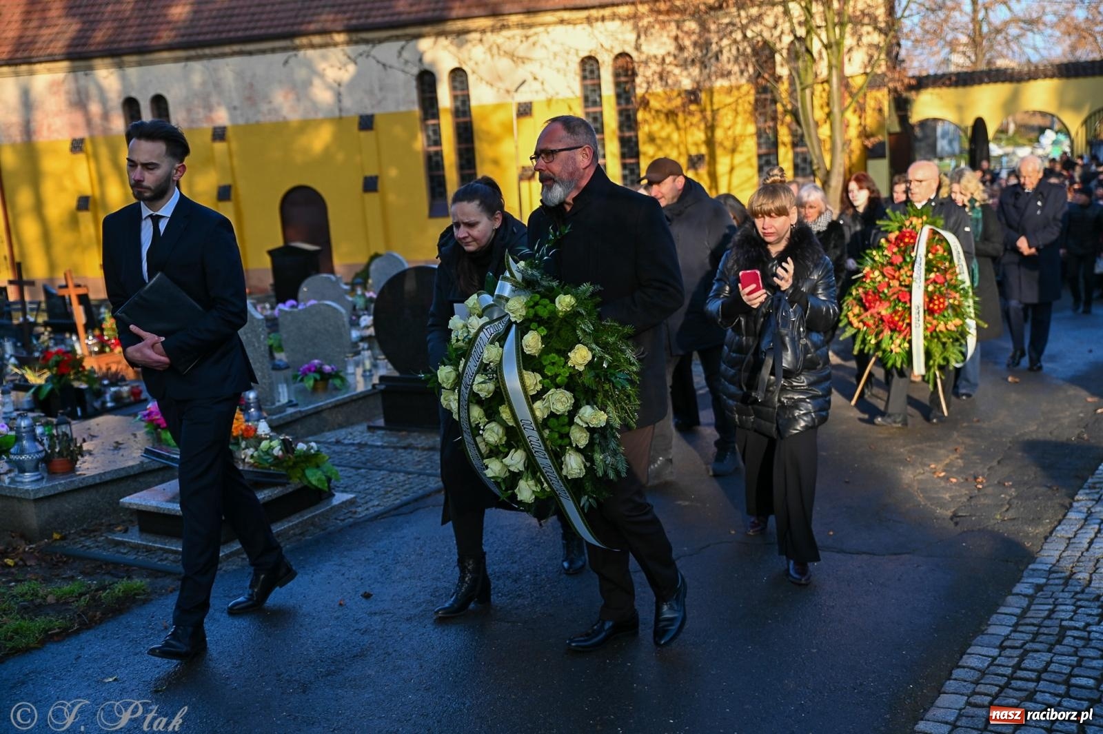 Zdjęcie w galerii na portalu naszraciborz.pl: Ostatnie pożegnanie śp. Tadeusza Ekierta. Racibórz żegna wieloletniego prezesa RAFAKO i Raciborskiej Izby Gospodarczej [FOTO] wiadomości z regionu