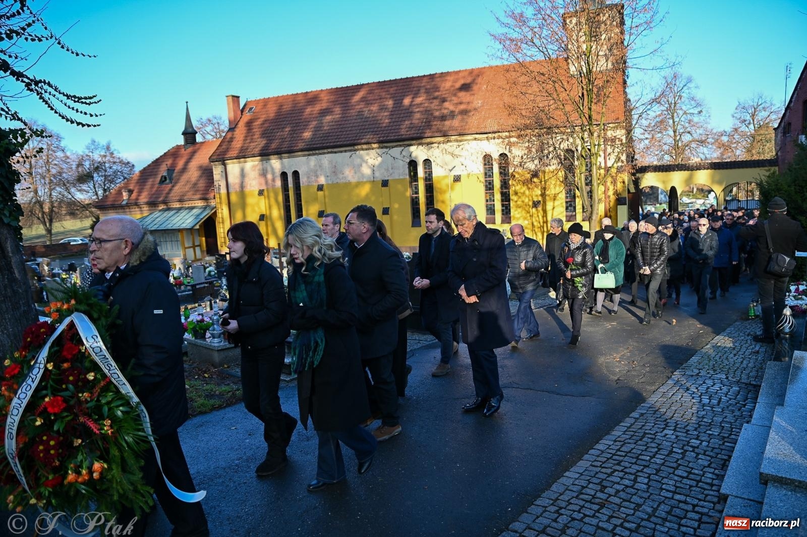 Zdjęcie w galerii na portalu naszraciborz.pl: Ostatnie pożegnanie śp. Tadeusza Ekierta. Racibórz żegna wieloletniego prezesa RAFAKO i Raciborskiej Izby Gospodarczej [FOTO] wiadomości z regionu