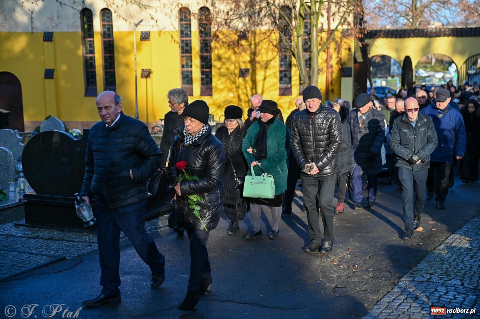 Zdjęcie w galerii na portalu naszraciborz.pl: Ostatnie pożegnanie śp. Tadeusza Ekierta. Racibórz żegna wieloletniego prezesa RAFAKO i Raciborskiej Izby Gospodarczej [FOTO] wiadomości z regionu