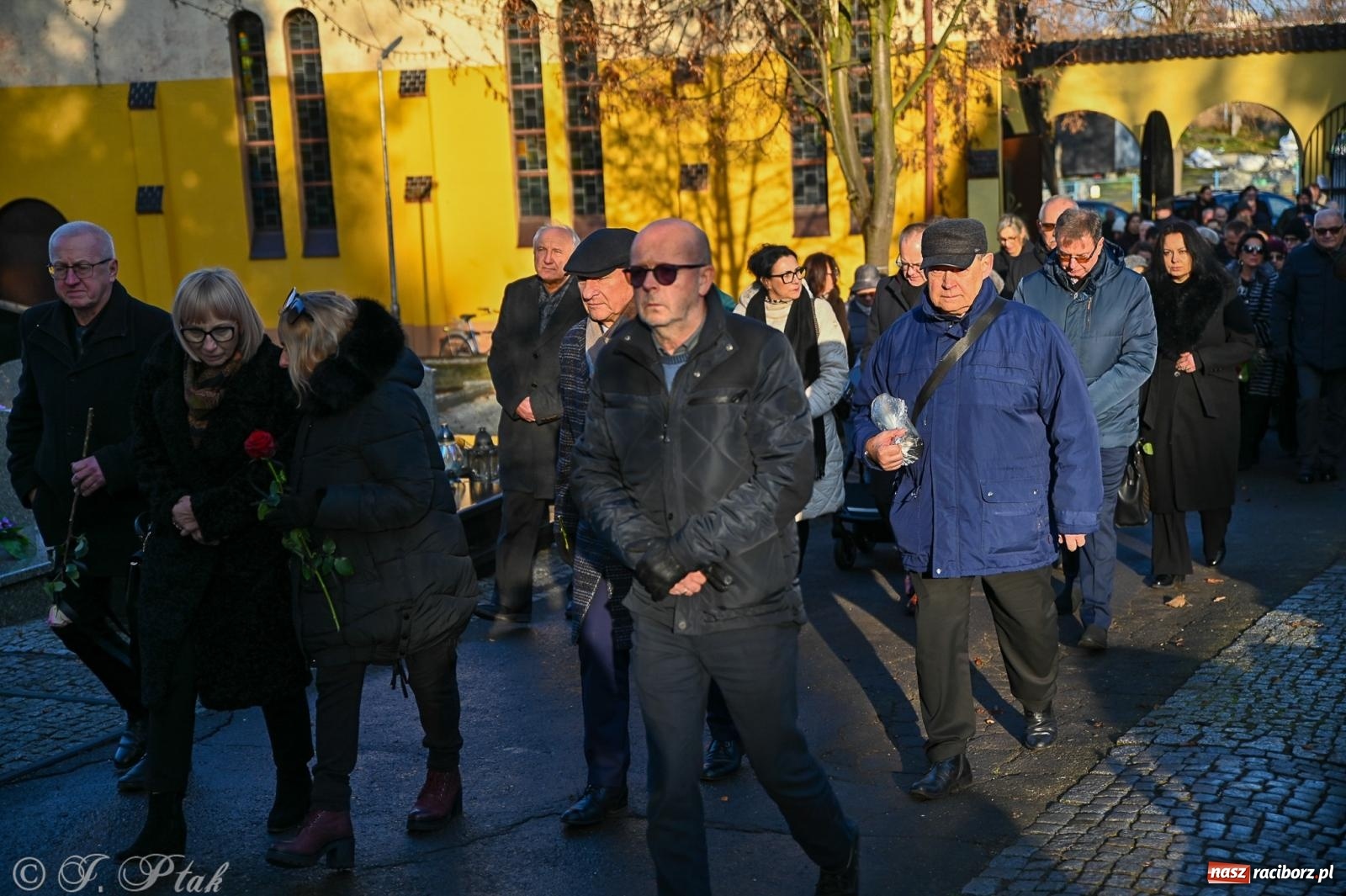 Zdjęcie w galerii na portalu naszraciborz.pl: Ostatnie pożegnanie śp. Tadeusza Ekierta. Racibórz żegna wieloletniego prezesa RAFAKO i Raciborskiej Izby Gospodarczej [FOTO] wiadomości z regionu