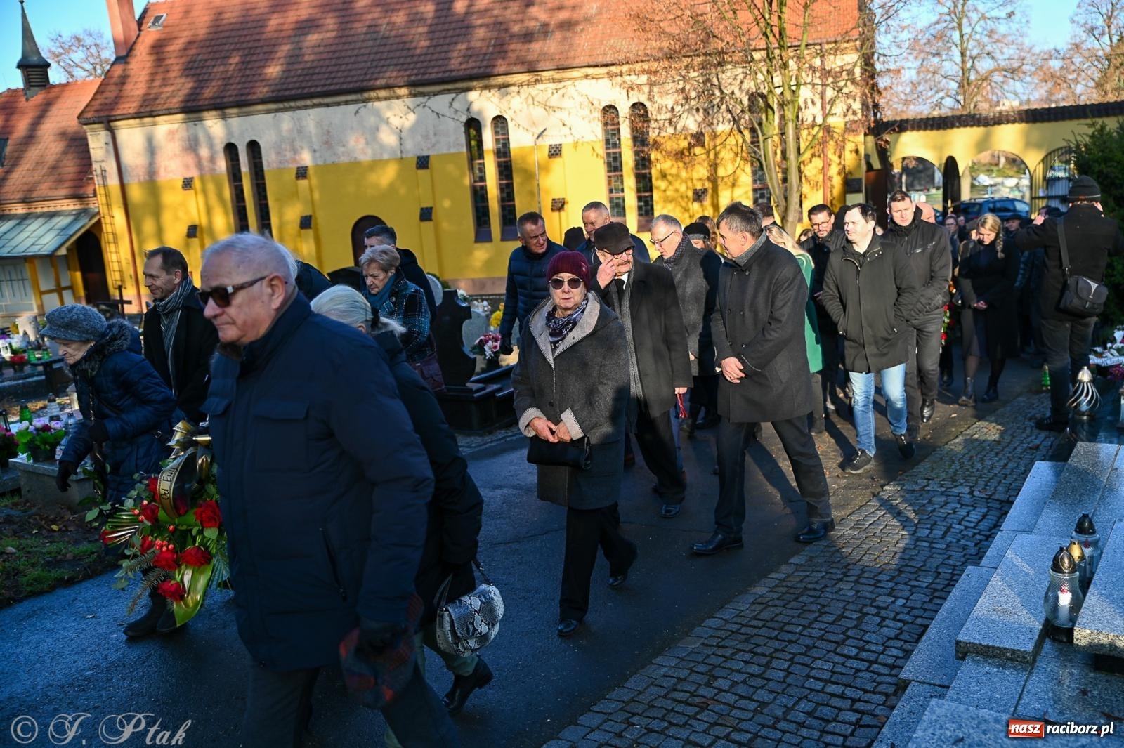 Zdjęcie w galerii na portalu naszraciborz.pl: Ostatnie pożegnanie śp. Tadeusza Ekierta. Racibórz żegna wieloletniego prezesa RAFAKO i Raciborskiej Izby Gospodarczej [FOTO] wiadomości z regionu