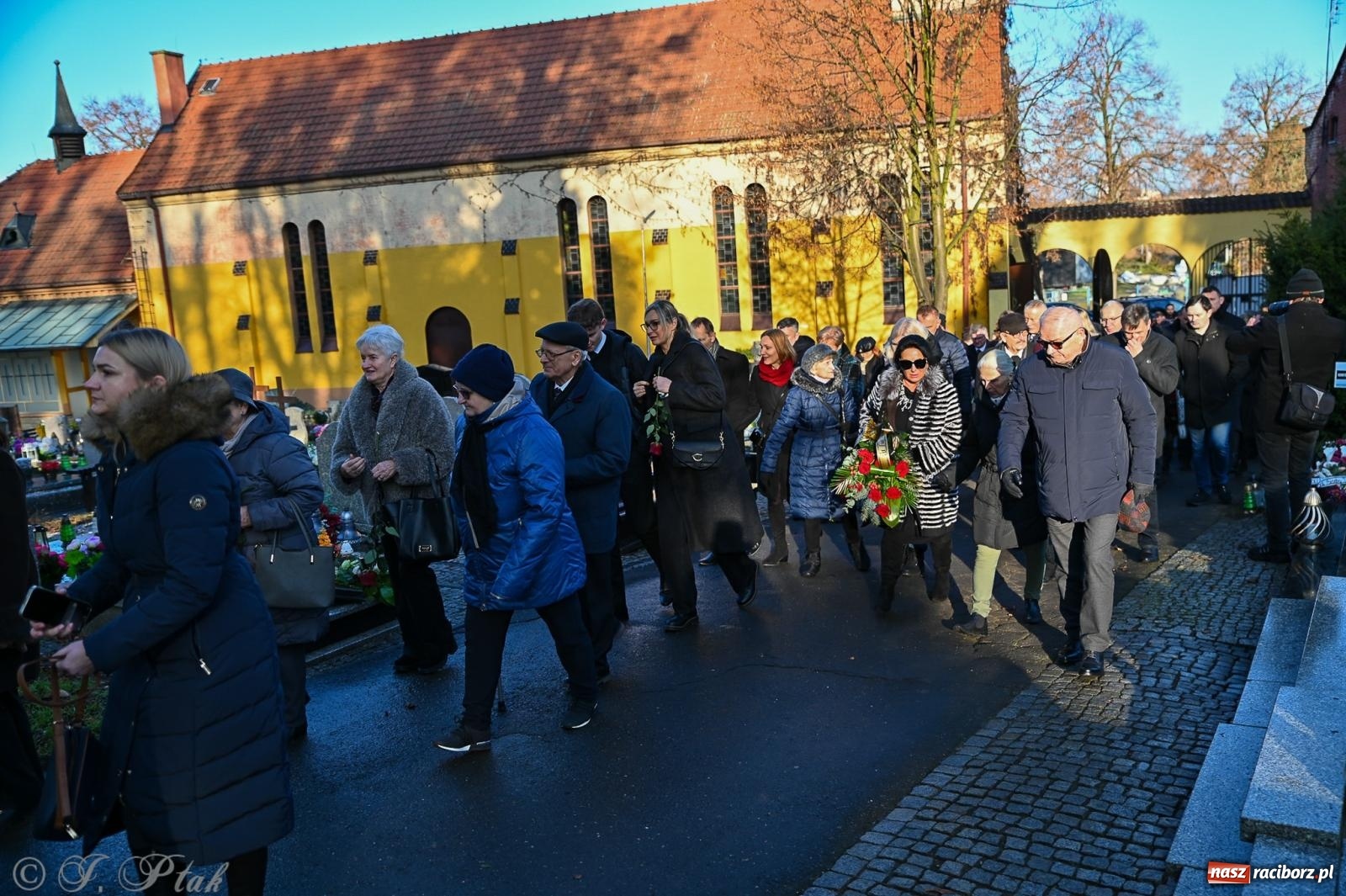 Zdjęcie w galerii na portalu naszraciborz.pl: Ostatnie pożegnanie śp. Tadeusza Ekierta. Racibórz żegna wieloletniego prezesa RAFAKO i Raciborskiej Izby Gospodarczej [FOTO] wiadomości z regionu