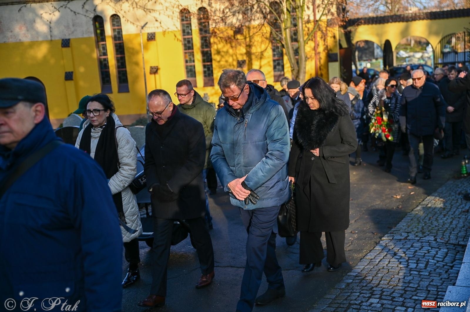 Zdjęcie w galerii na portalu naszraciborz.pl: Ostatnie pożegnanie śp. Tadeusza Ekierta. Racibórz żegna wieloletniego prezesa RAFAKO i Raciborskiej Izby Gospodarczej [FOTO] wiadomości z regionu