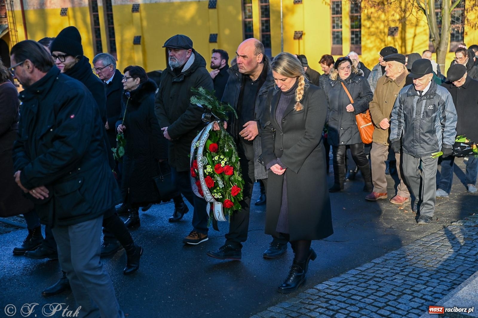 Zdjęcie w galerii na portalu naszraciborz.pl: Ostatnie pożegnanie śp. Tadeusza Ekierta. Racibórz żegna wieloletniego prezesa RAFAKO i Raciborskiej Izby Gospodarczej [FOTO] wiadomości z regionu