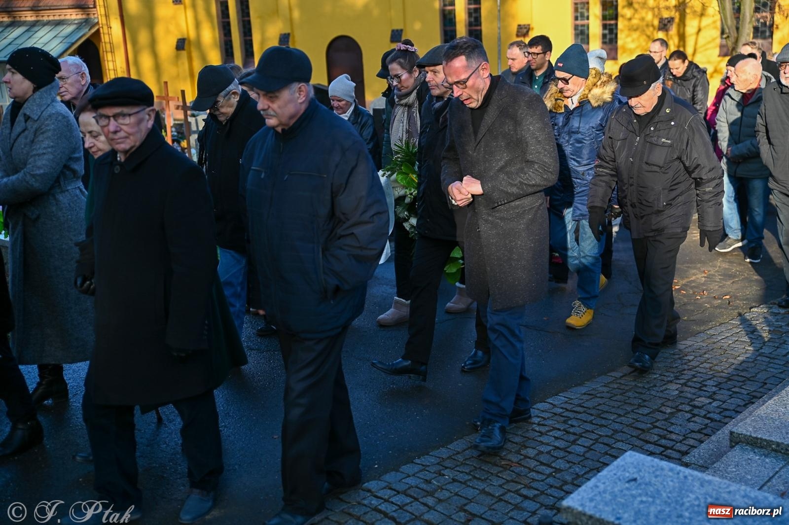 Zdjęcie w galerii na portalu naszraciborz.pl: Ostatnie pożegnanie śp. Tadeusza Ekierta. Racibórz żegna wieloletniego prezesa RAFAKO i Raciborskiej Izby Gospodarczej [FOTO] wiadomości z regionu