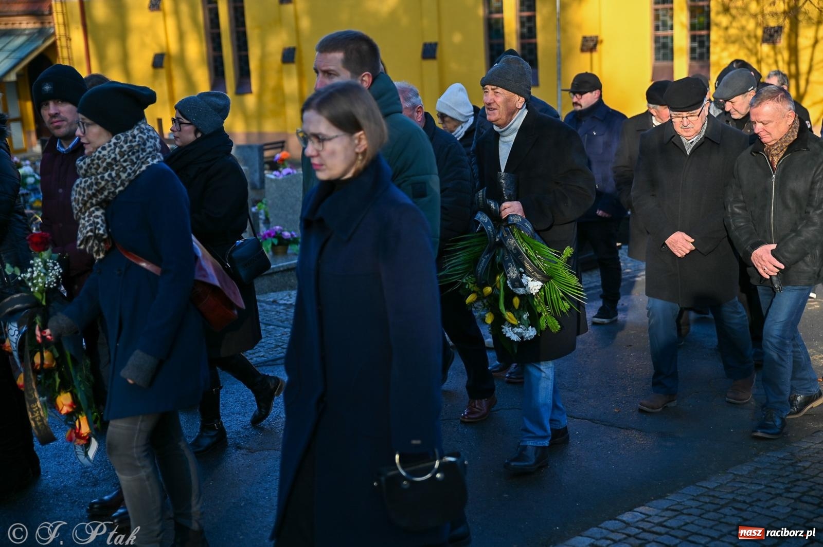 Zdjęcie w galerii na portalu naszraciborz.pl: Ostatnie pożegnanie śp. Tadeusza Ekierta. Racibórz żegna wieloletniego prezesa RAFAKO i Raciborskiej Izby Gospodarczej [FOTO] wiadomości z regionu
