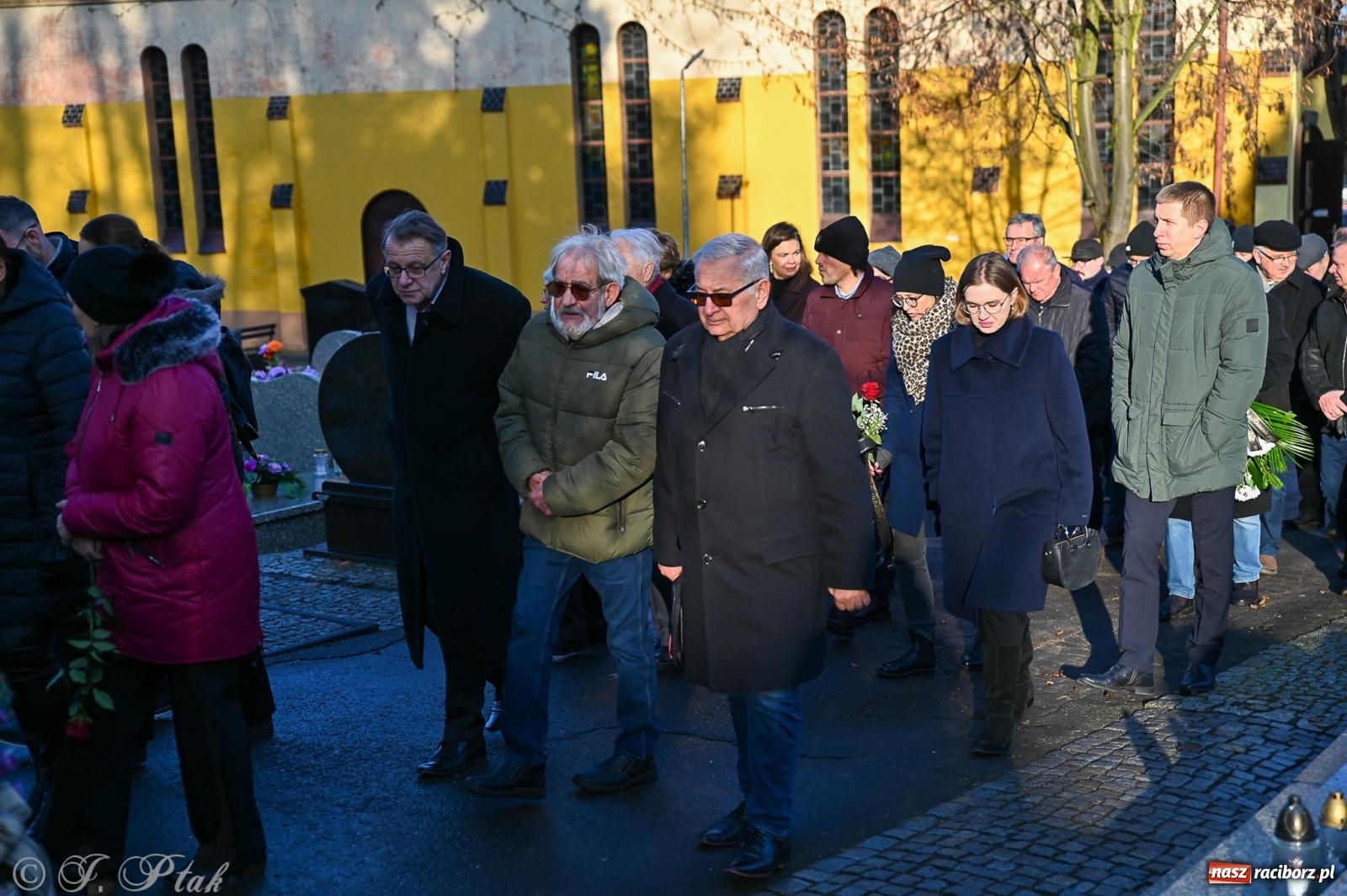 Zdjęcie w galerii na portalu naszraciborz.pl: Ostatnie pożegnanie śp. Tadeusza Ekierta. Racibórz żegna wieloletniego prezesa RAFAKO i Raciborskiej Izby Gospodarczej [FOTO] wiadomości z regionu