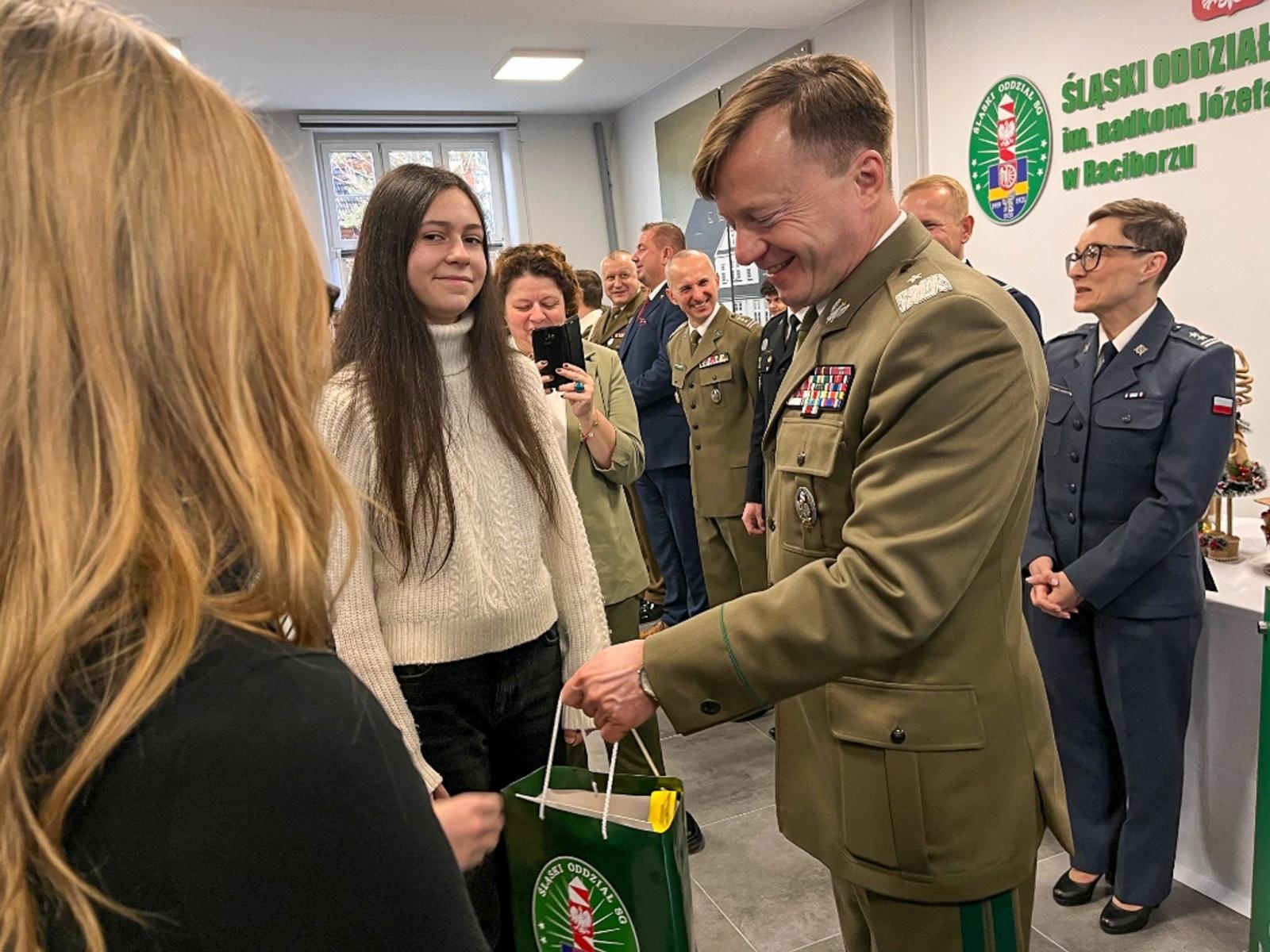 Zdjęcie w galerii na portalu naszraciborz.pl: Spotkanie opłatkowe w Śląskim Oddziale Straży Granicznej w Raciborzu wiadomości z regionu