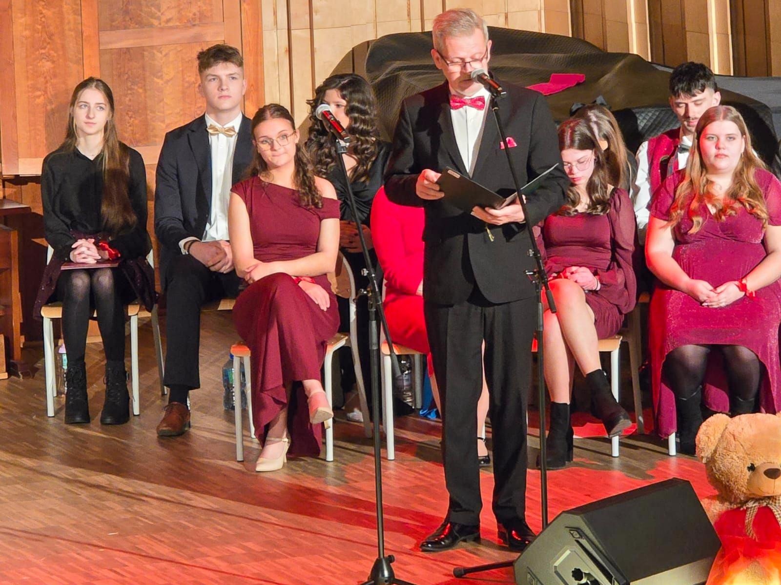 Zdjęcie w galerii na portalu naszraciborz.pl: Blaski i melodia – koncert bożonarodzeniowy Budowlanki – Gastronomika w Raciborzu wiadomości z regionu