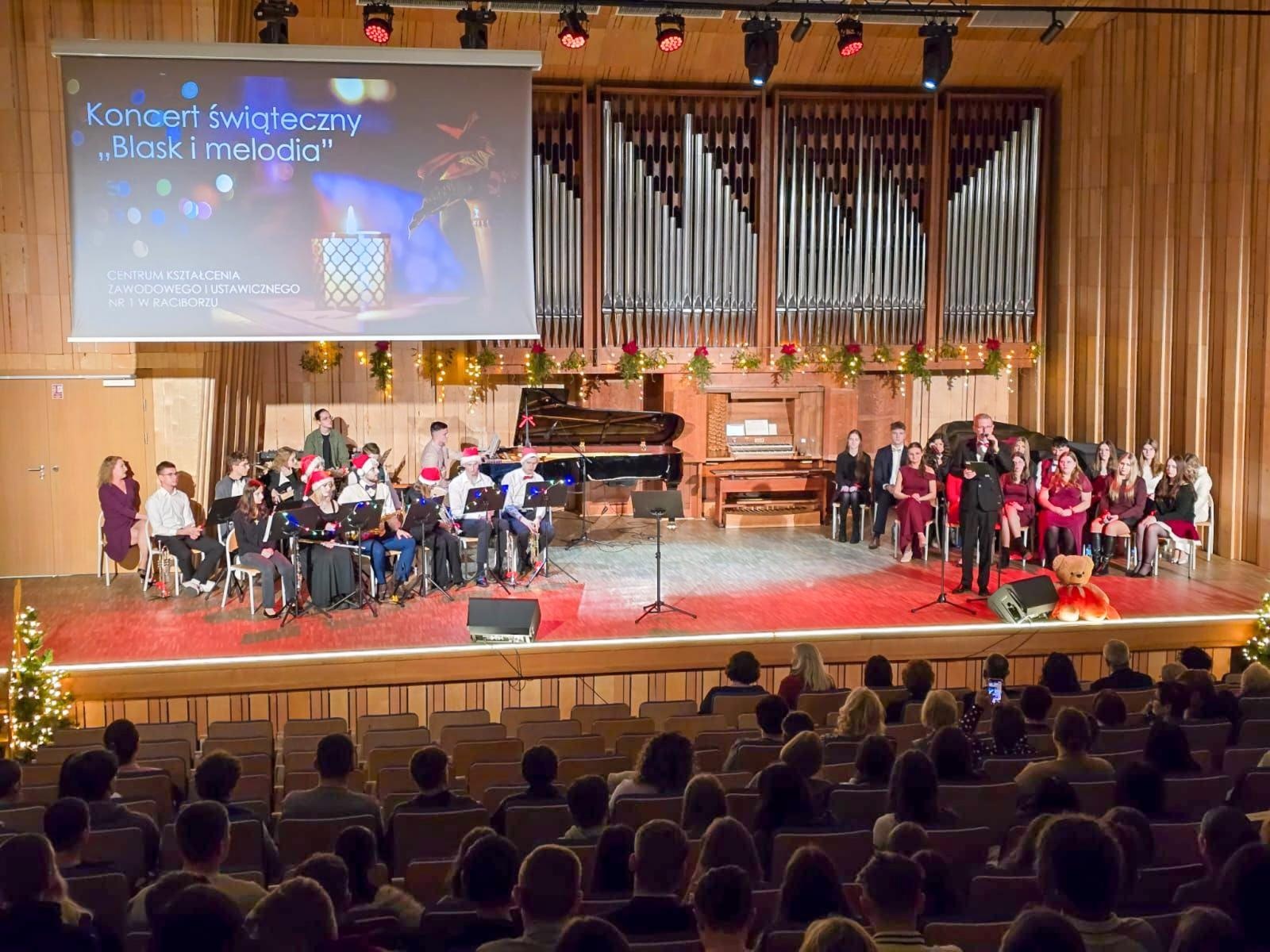 Zdjęcie w galerii na portalu naszraciborz.pl: Blaski i melodia – koncert bożonarodzeniowy Budowlanki – Gastronomika w Raciborzu wiadomości z regionu