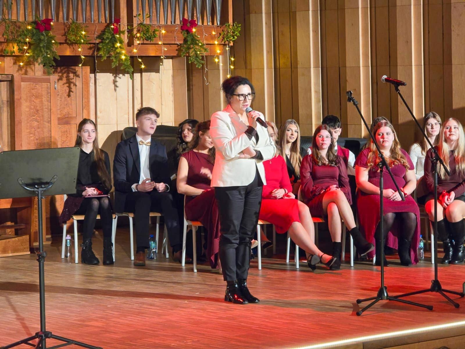 Zdjęcie w galerii na portalu naszraciborz.pl: Blaski i melodia – koncert bożonarodzeniowy Budowlanki – Gastronomika w Raciborzu wiadomości z regionu