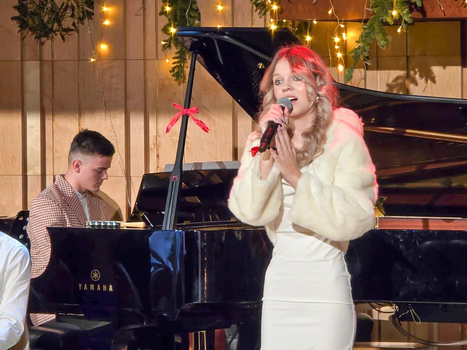 Zdjęcie w galerii na portalu naszraciborz.pl: Blaski i melodia – koncert bożonarodzeniowy Budowlanki – Gastronomika w Raciborzu wiadomości z regionu