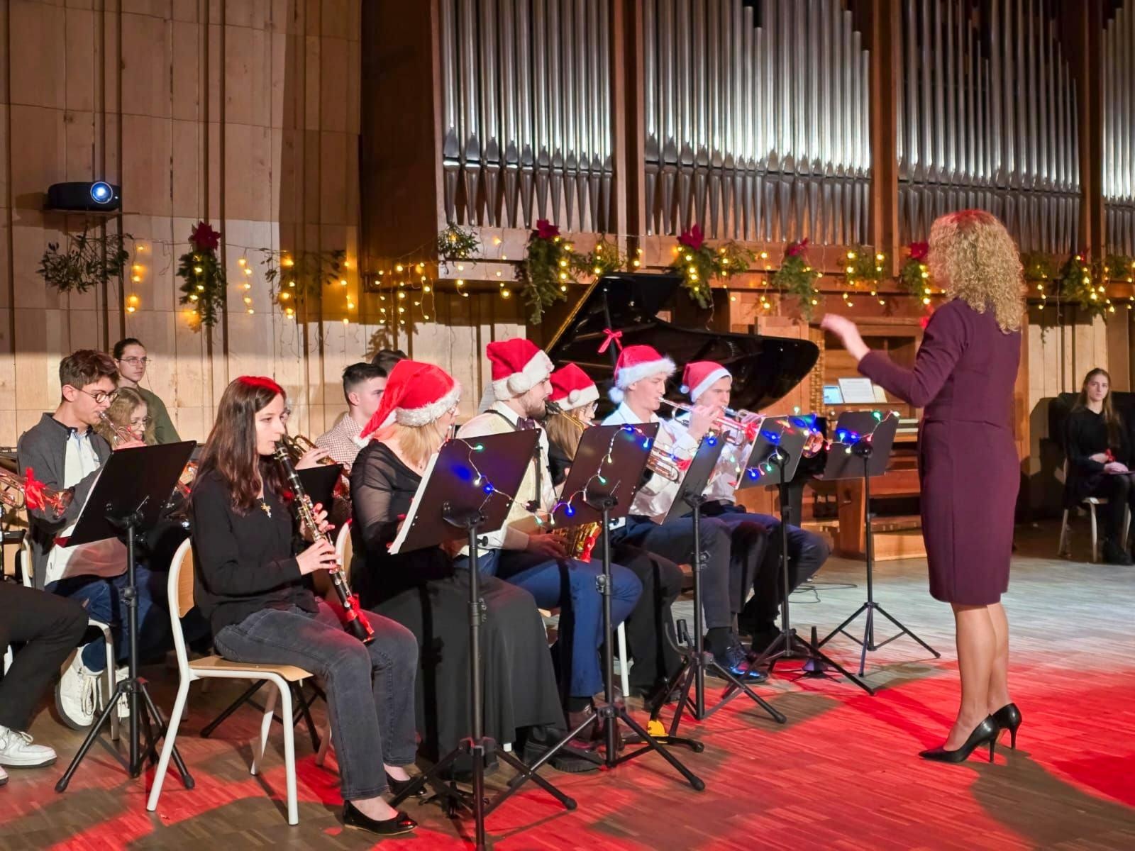 Zdjęcie w galerii na portalu naszraciborz.pl: Blaski i melodia – koncert bożonarodzeniowy Budowlanki – Gastronomika w Raciborzu wiadomości z regionu