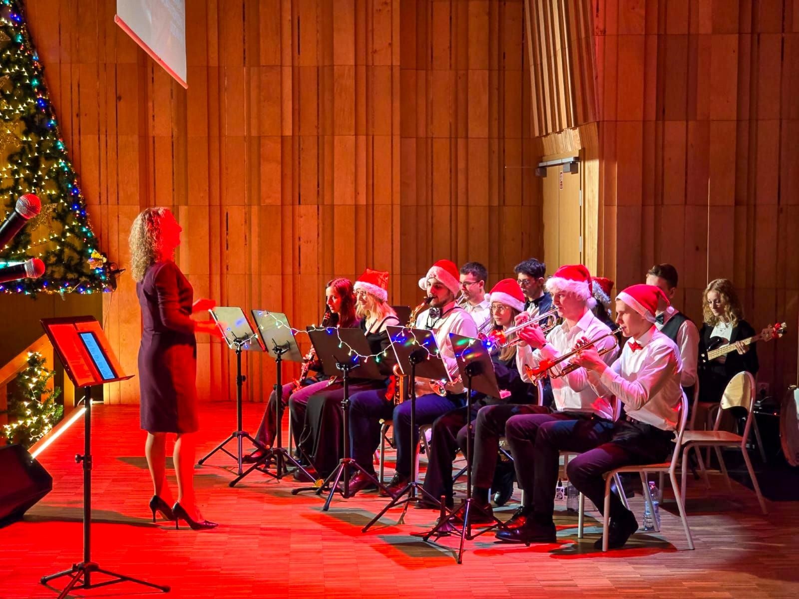 Zdjęcie w galerii na portalu naszraciborz.pl: Blaski i melodia – koncert bożonarodzeniowy Budowlanki – Gastronomika w Raciborzu wiadomości z regionu