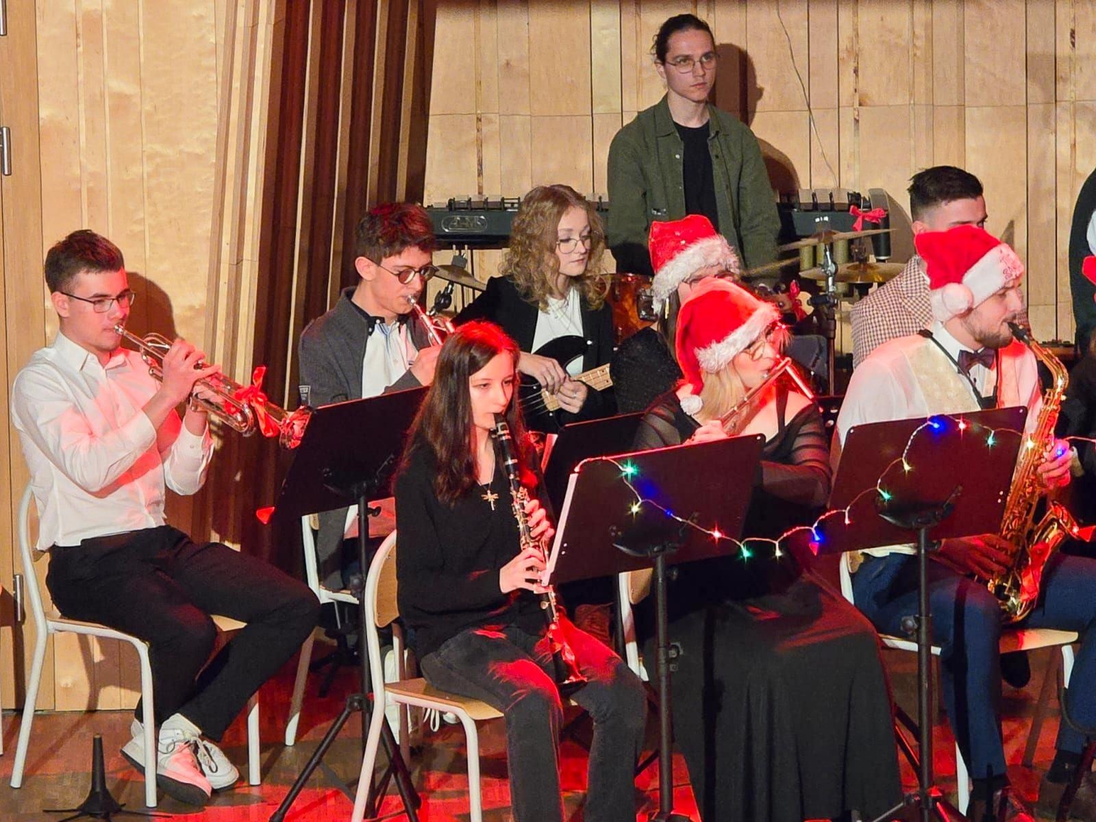 Zdjęcie w galerii na portalu naszraciborz.pl: Blaski i melodia – koncert bożonarodzeniowy Budowlanki – Gastronomika w Raciborzu wiadomości z regionu