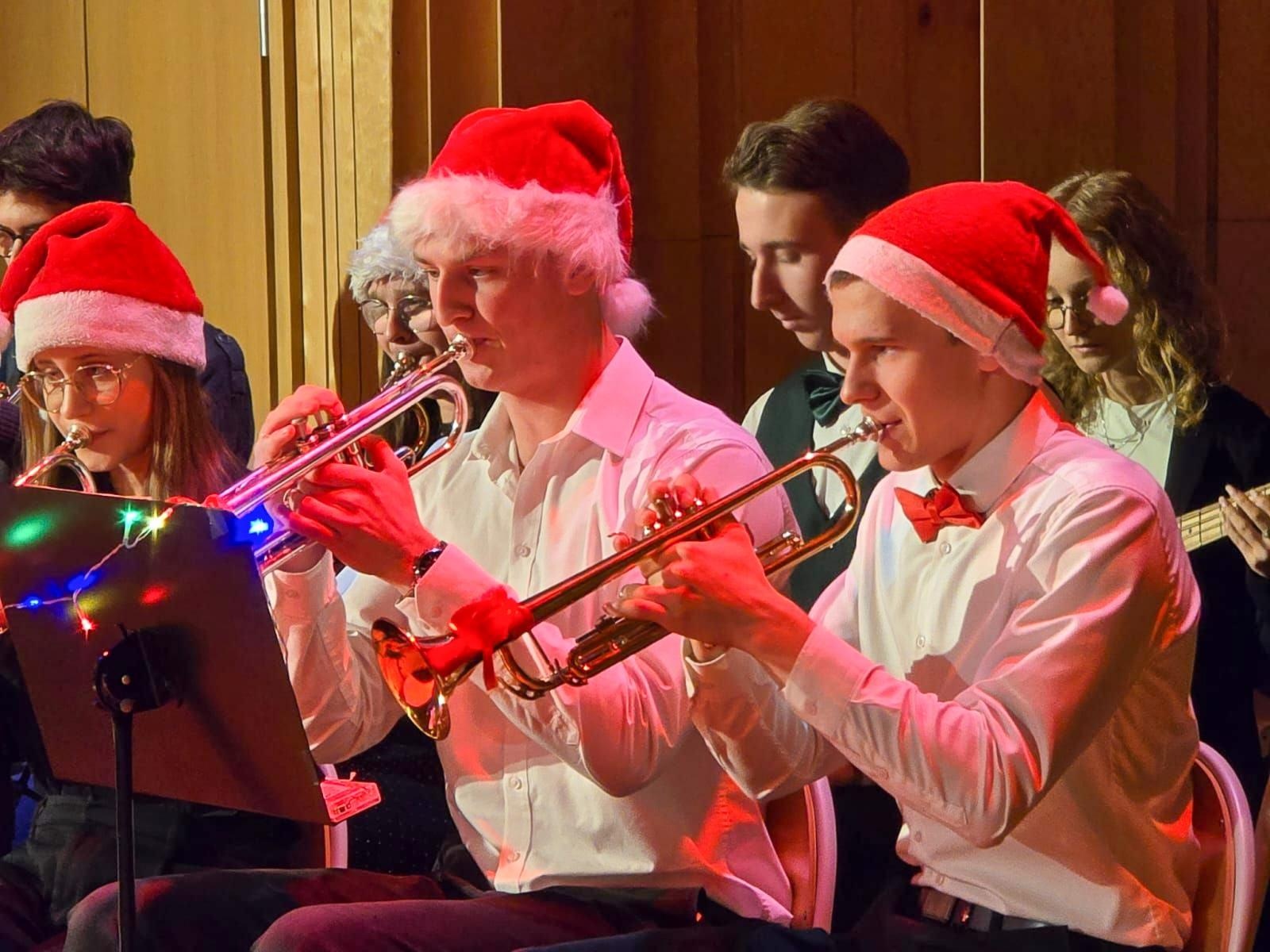 Zdjęcie w galerii na portalu naszraciborz.pl: Blaski i melodia – koncert bożonarodzeniowy Budowlanki – Gastronomika w Raciborzu wiadomości z regionu