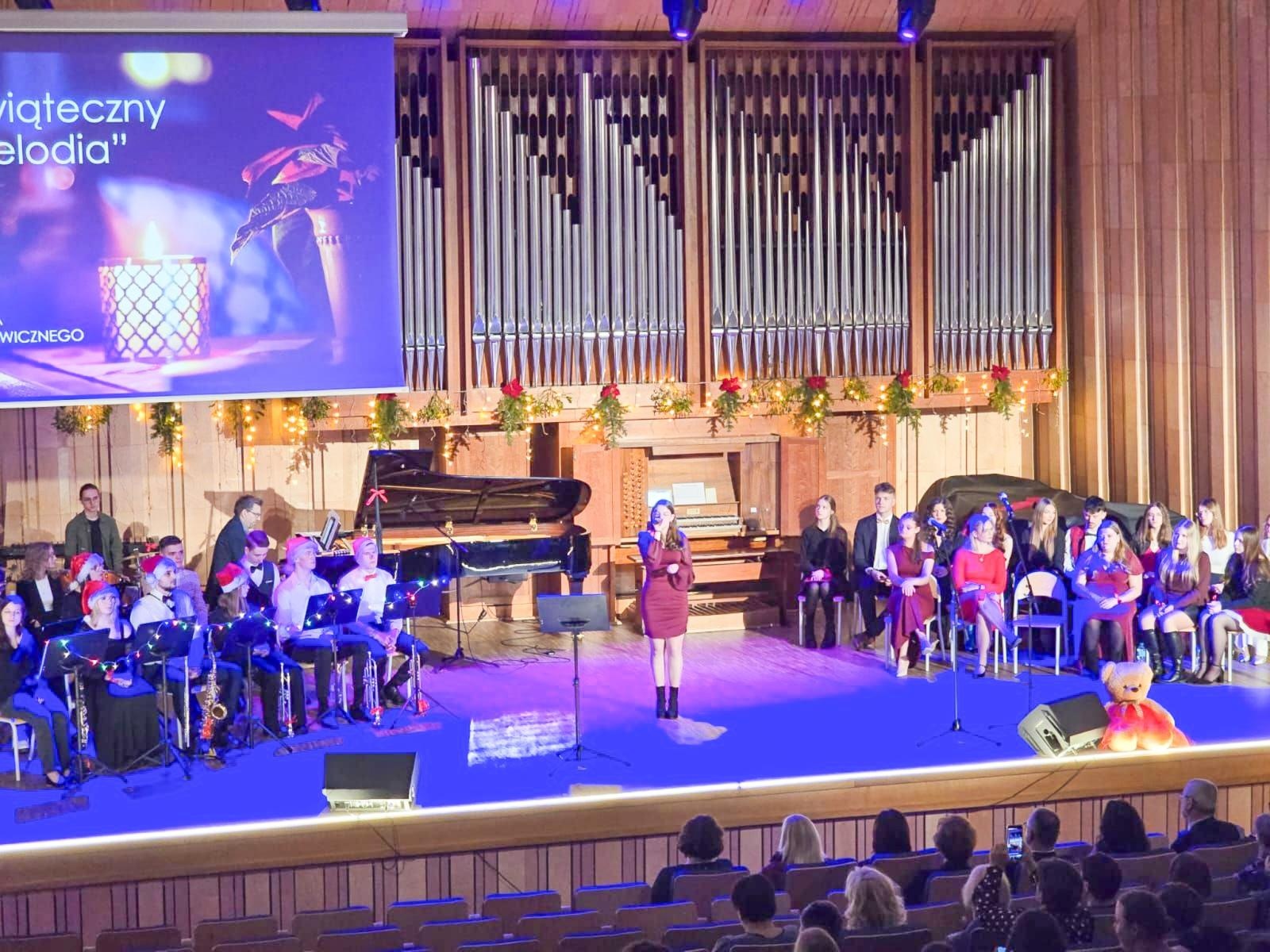 Zdjęcie w galerii na portalu naszraciborz.pl: Blaski i melodia – koncert bożonarodzeniowy Budowlanki – Gastronomika w Raciborzu wiadomości z regionu