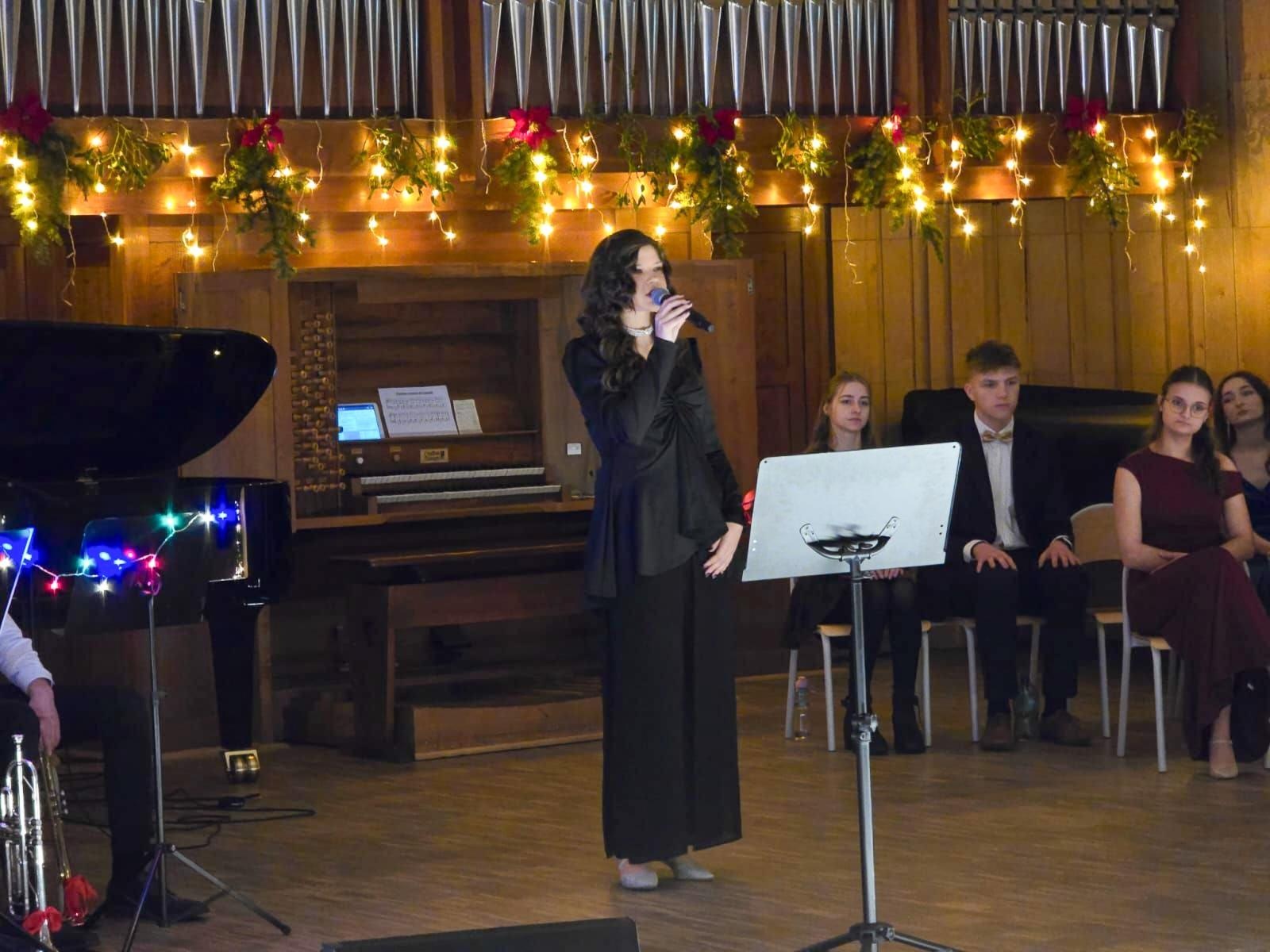 Zdjęcie w galerii na portalu naszraciborz.pl: Blaski i melodia – koncert bożonarodzeniowy Budowlanki – Gastronomika w Raciborzu wiadomości z regionu