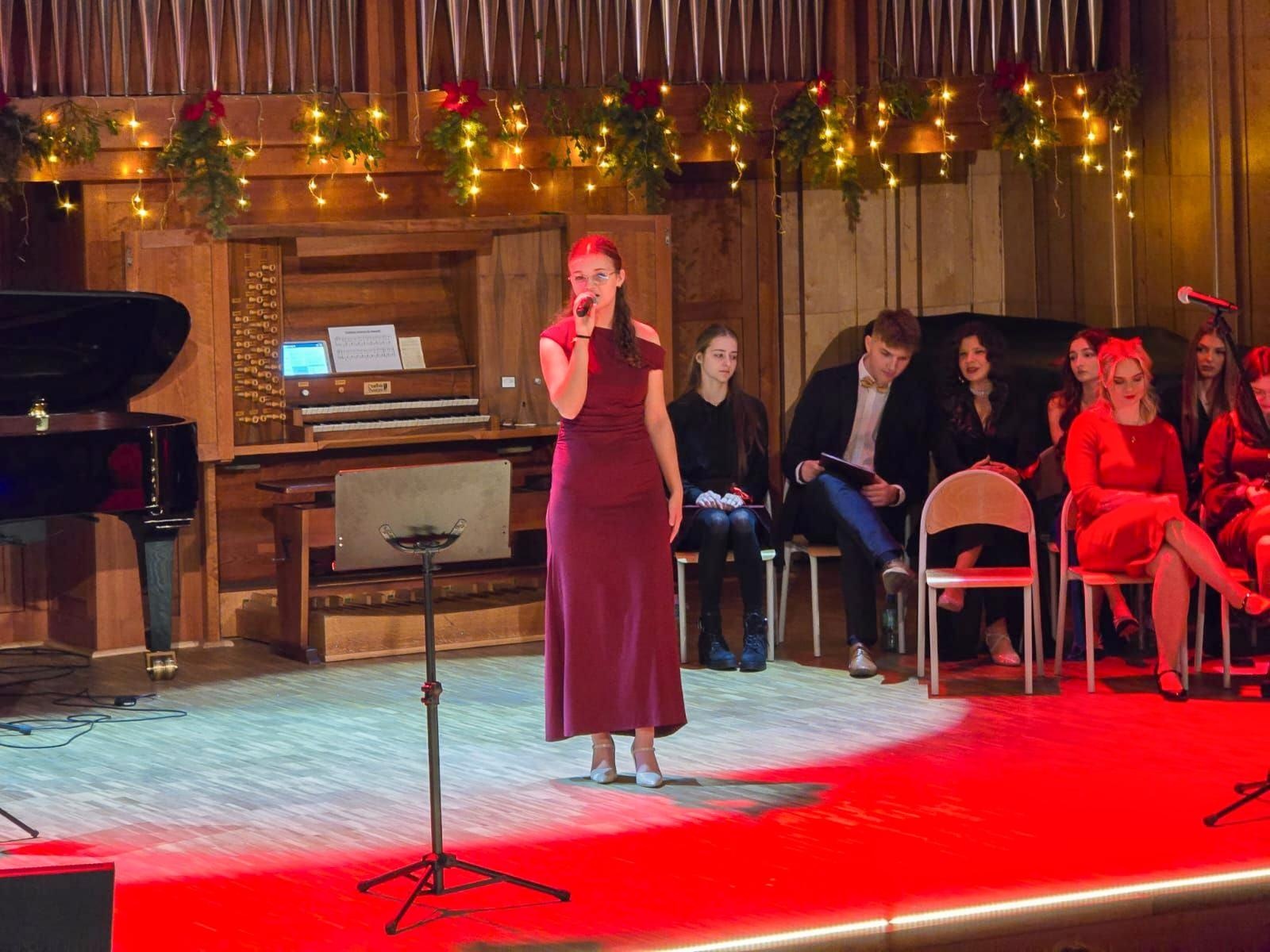 Zdjęcie w galerii na portalu naszraciborz.pl: Blaski i melodia – koncert bożonarodzeniowy Budowlanki – Gastronomika w Raciborzu wiadomości z regionu